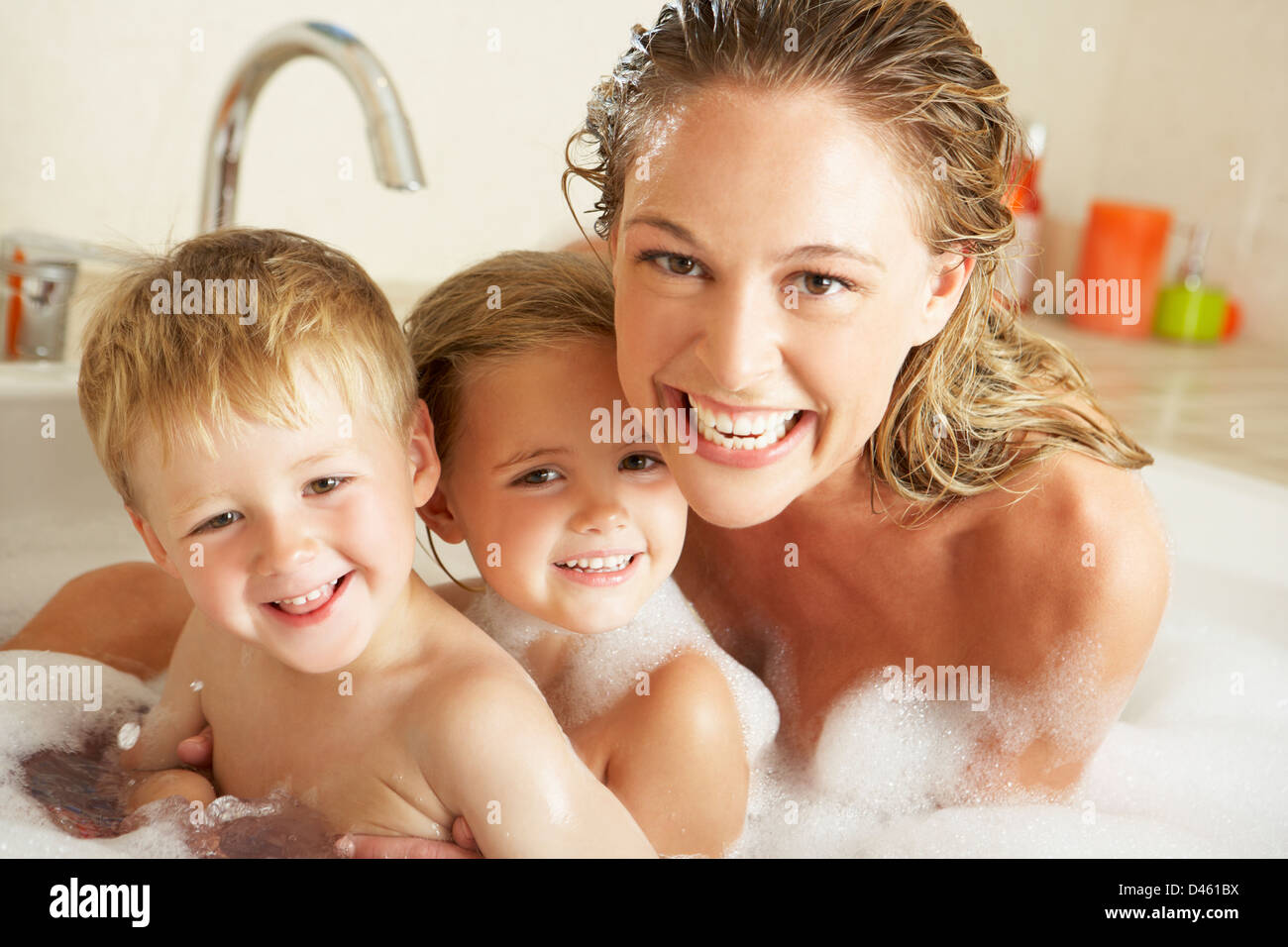 Madre con Bambini Relax nella bolla bagno riempito Foto stock - Alamy