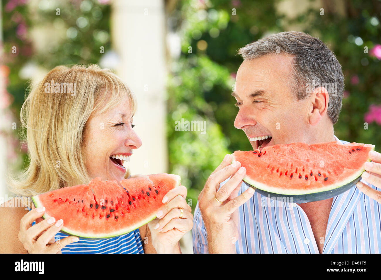 Madre e figlia adulta godendo le fette di melone acqua Foto Stock