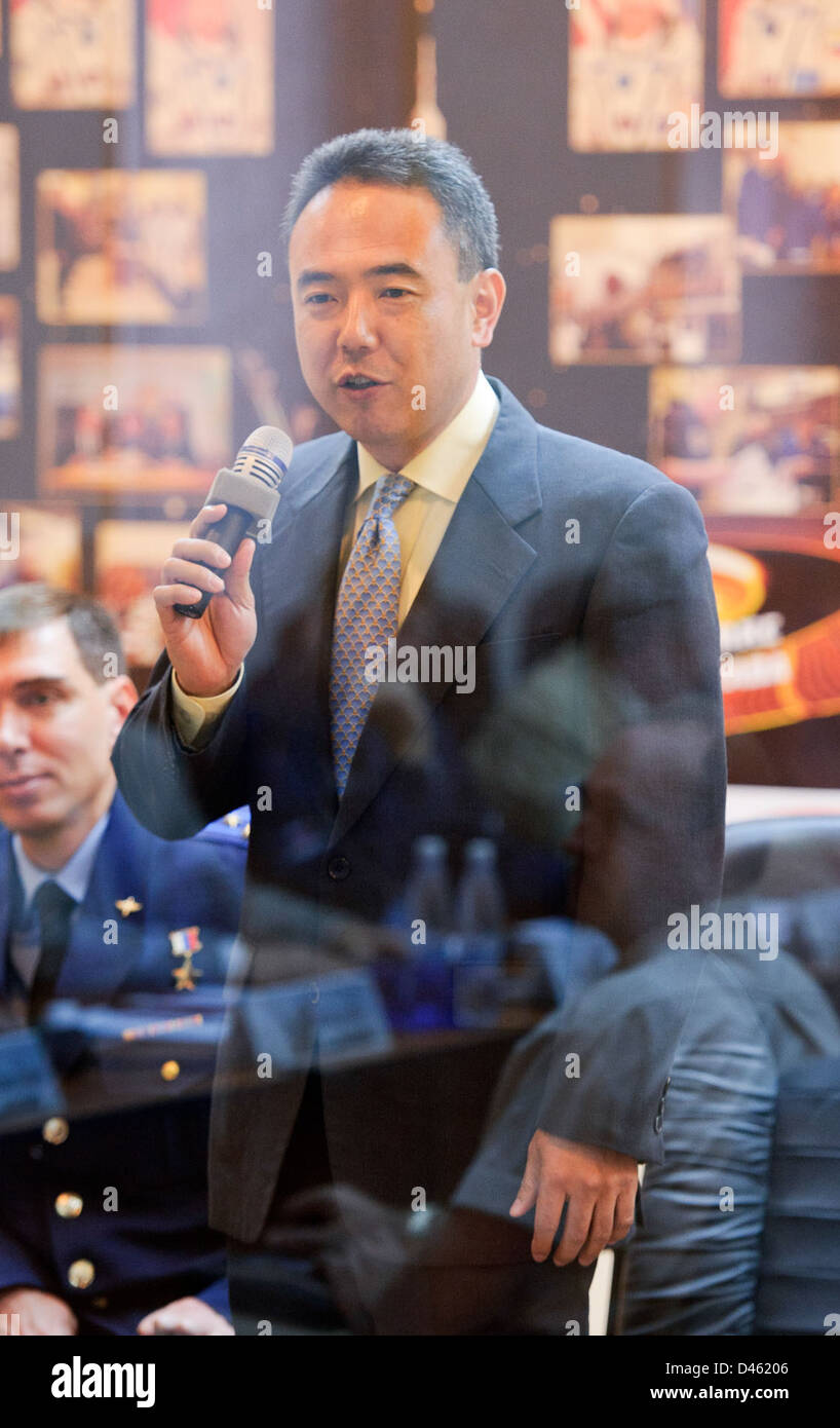 L'equipaggio della Expedition 28, incluso l'ingegnere di volo Satoshi Furukawa, si prepara per la loro missione dal Cosmonaut Hotel di Baikonur, Kazakistan. Questa commissione pre-volo fa parte degli sforzi in corso della NASA per mantenere le operazioni a bordo della stazione spaziale Internazionale. Foto Stock