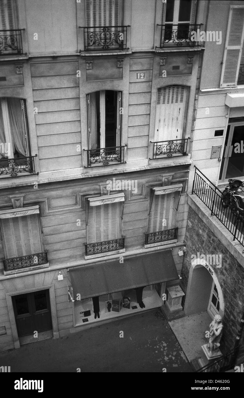 Edificio di appartamenti, Parigi, Francia, in bianco e nero Foto Stock