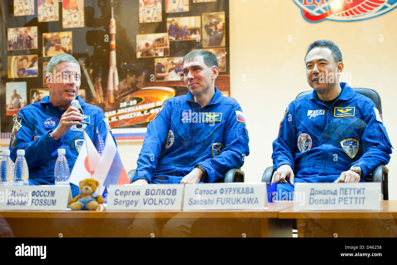 Una conferenza stampa si è tenuta per l'equipaggio della Expedition 28, tra cui l'astronauta della NASA Mike Fossum e l'astronauta JAXA Satoshi Furukawa, prima del lancio della missione da Baikonur alla stazione spaziale Internazionale. Foto Stock