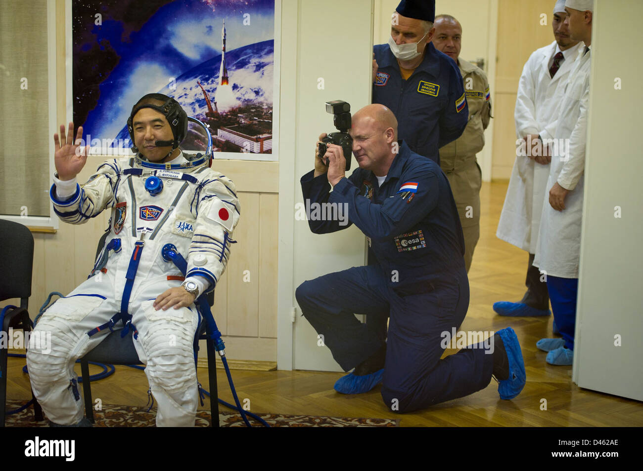 I membri dell'equipaggio della spedizione 28, tra cui Andre Kuipers e Satoshi Furukawa, si preparano per la loro missione a bordo della stazione spaziale Internazionale presso il cosmodromo di Baikonur in Kazakistan. Foto Stock