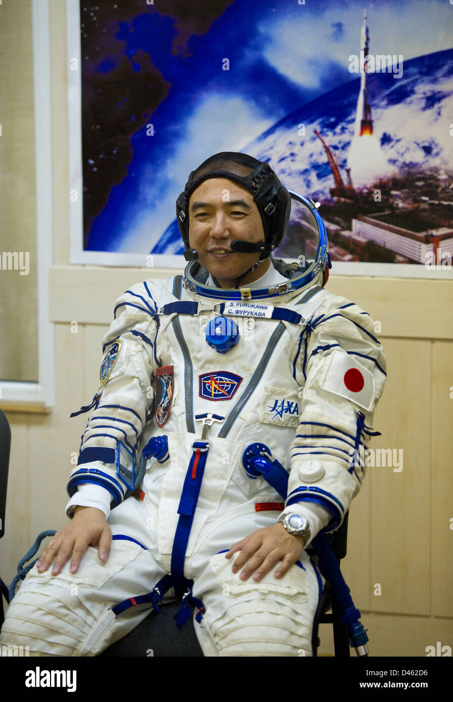 L'equipaggio della Expedition 28 si prepara per la missione con attività di pre-volo al cosmodromo di Baikonur, con membri dell'equipaggio tra cui Satoshi Furukawa della JAXA e altri astronauti in tute Sokol russe. Foto Stock