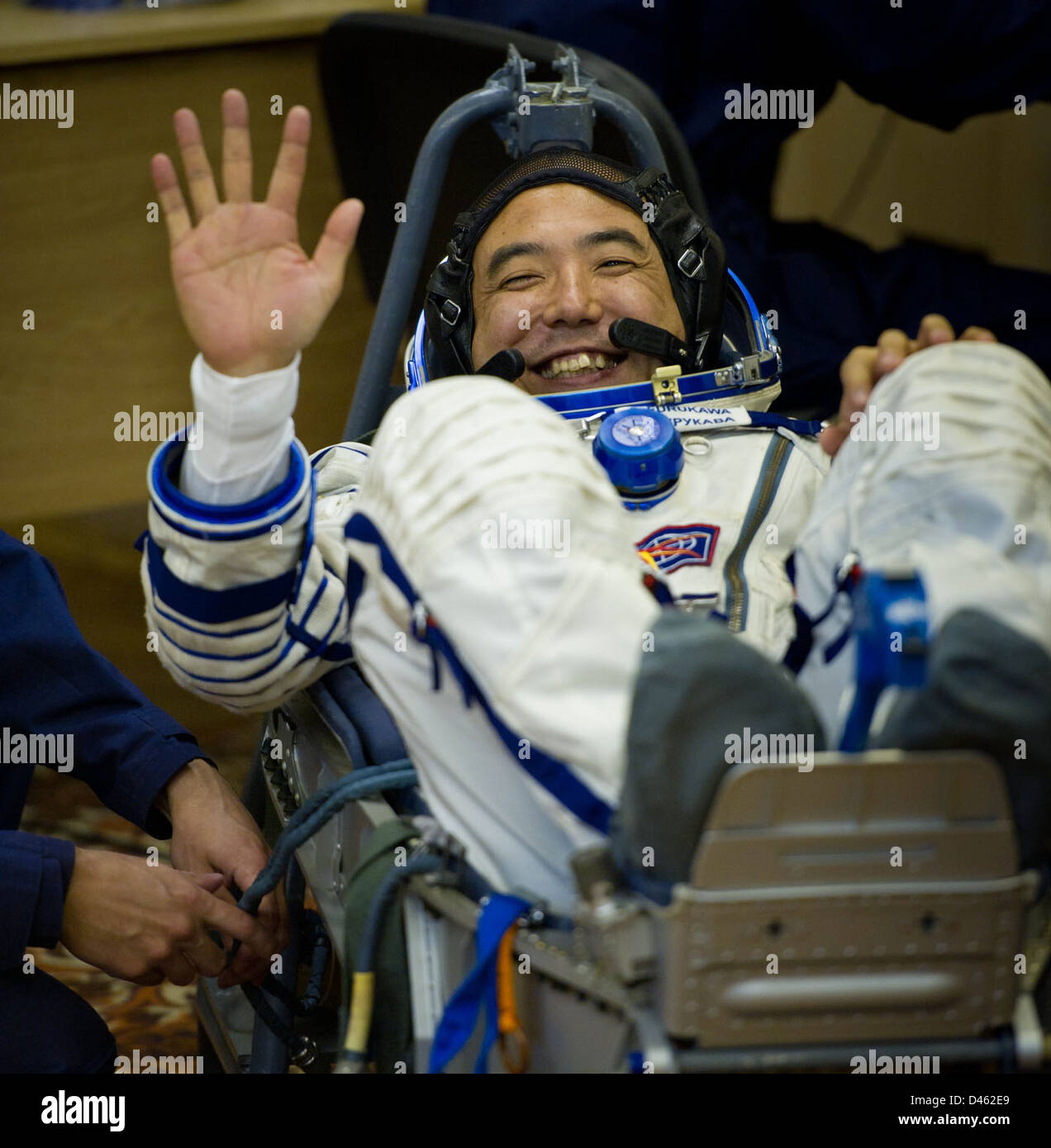 I preparativi pre-lancio della spedizione 28 si svolsero presso il cosmodromo di Baikonur in Kazakistan. Astronauti e cosmonauti, tra cui Satoshi Furukawa, hanno subito l'addestramento finale e i controlli sulle tute prima della loro missione a bordo della stazione spaziale Internazionale. Foto Stock