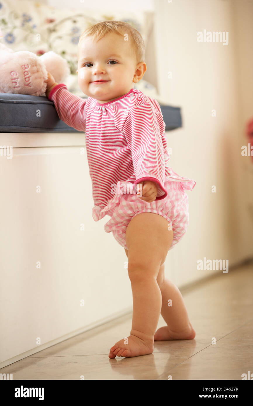 Baby girl imparare a stare a casa Foto Stock