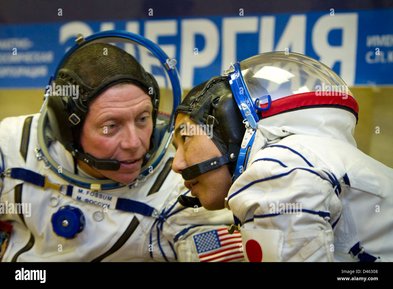 I membri dell'equipaggio della spedizione 28 Andrey Shelepin, Mike Fossum e Satoshi Furukawa si preparano per il loro lancio dal cosmodromo di Baikonur alla stazione spaziale Internazionale a bordo della navicella Sojuz nel giugno 2011. Foto Stock