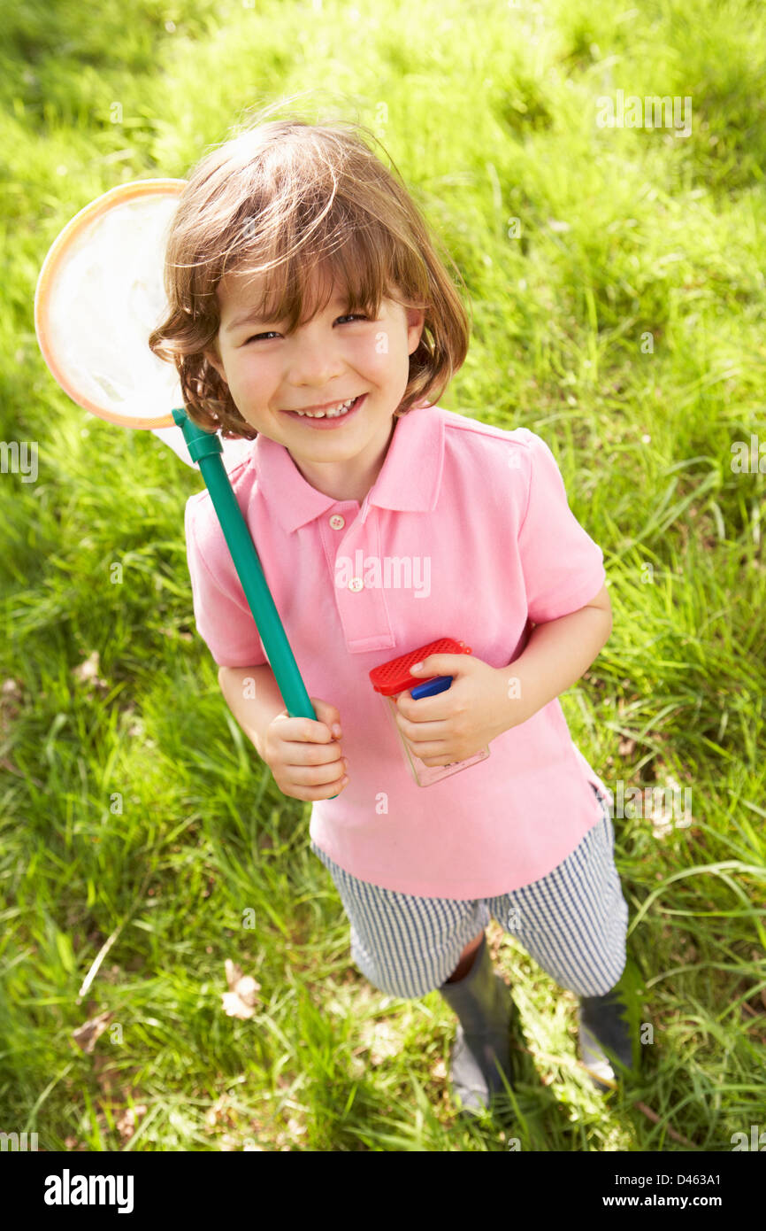 Giovane ragazzo in campo con Net e Bug Catcher Foto Stock