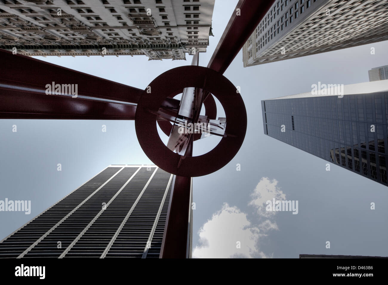Vista da sotto il scultore Mark di Suvero's 70 piede-alta Joie de Vivre (gioia di vita) risiede nella parte inferiore di Manhattan's Zuccotti Park. Ho Foto Stock