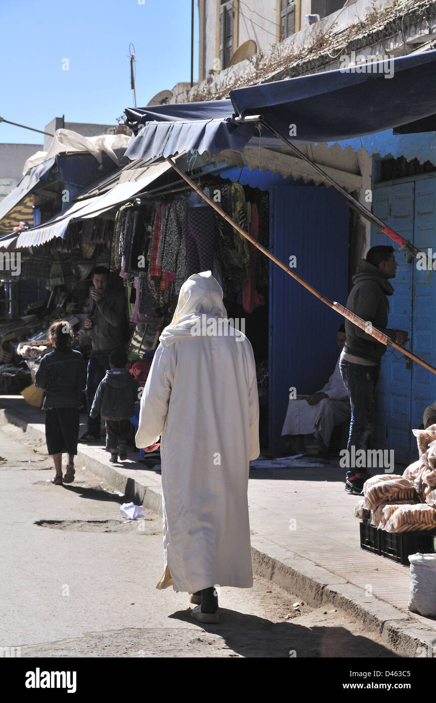 La popolazione locale a piedi attraverso le strade di mercato della fortificata città costiera di Essaouira, Marocco, Africa del Nord Foto Stock