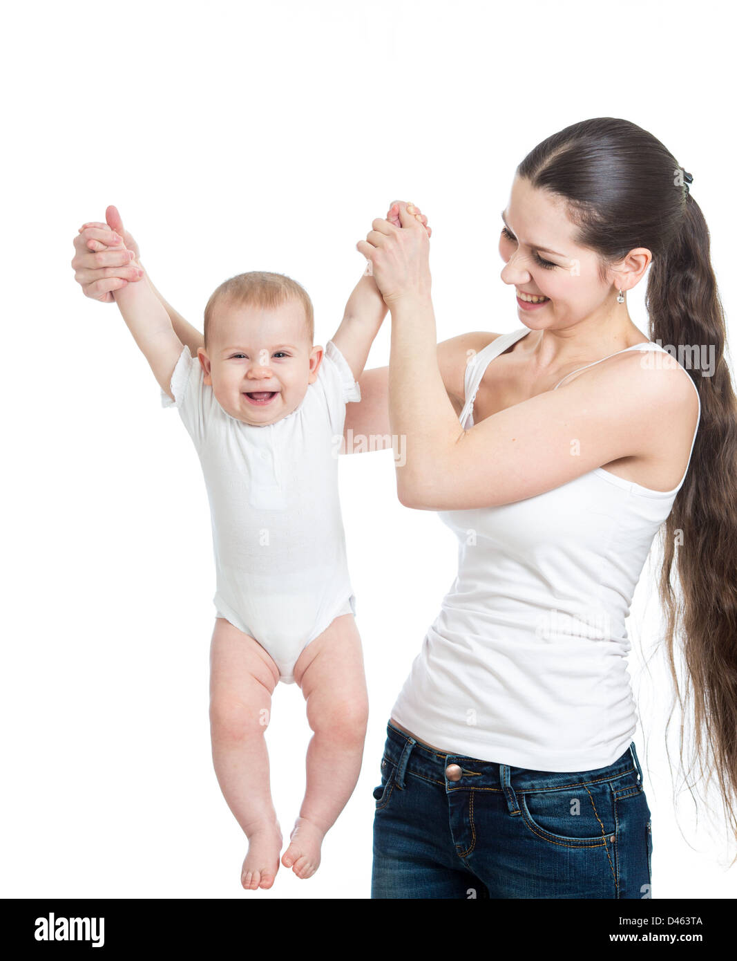Amorevole Madre gioca con il suo bambino su sfondo bianco Foto Stock