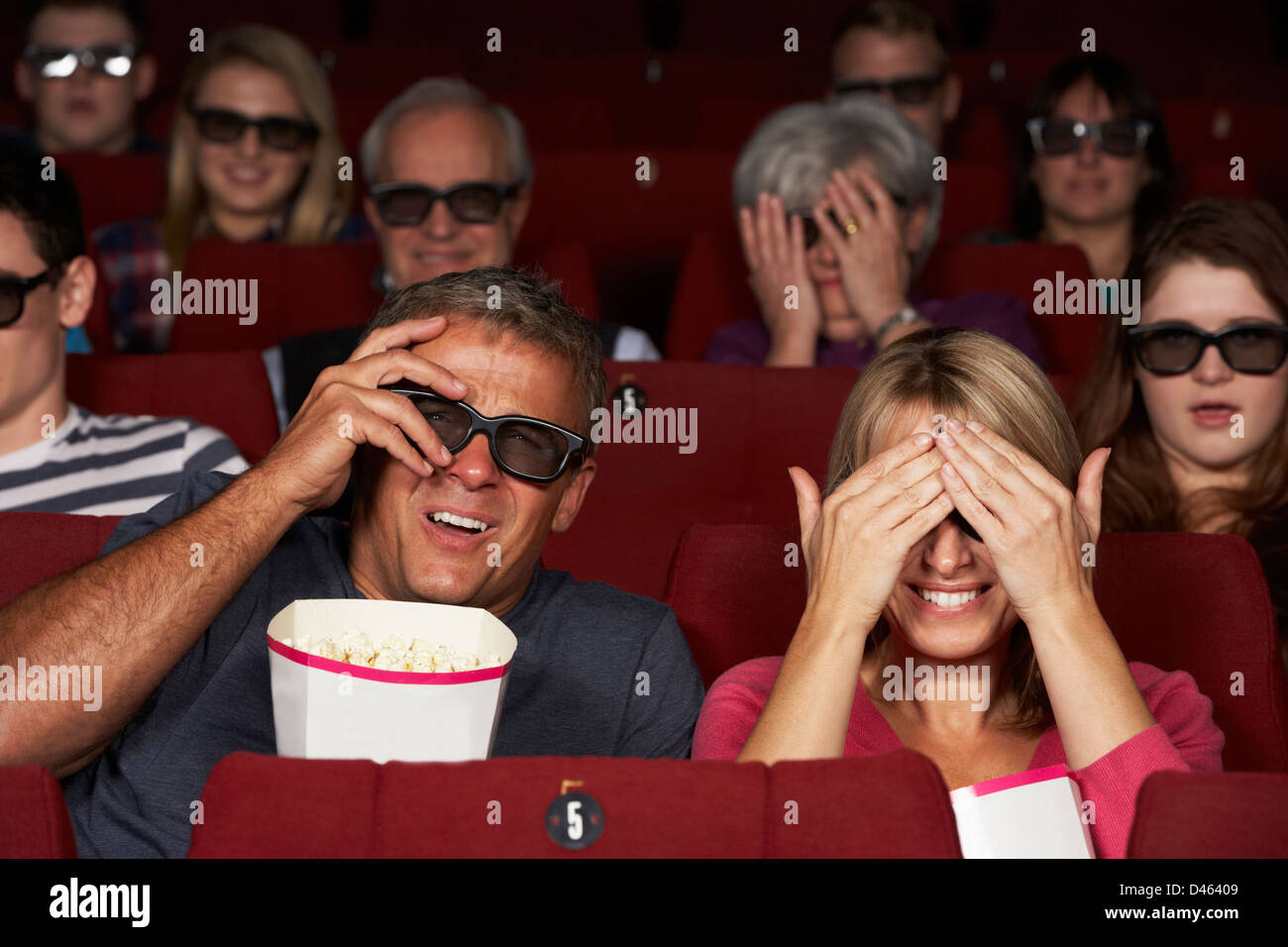 Giovane guardando film 3D nei cinema Foto Stock