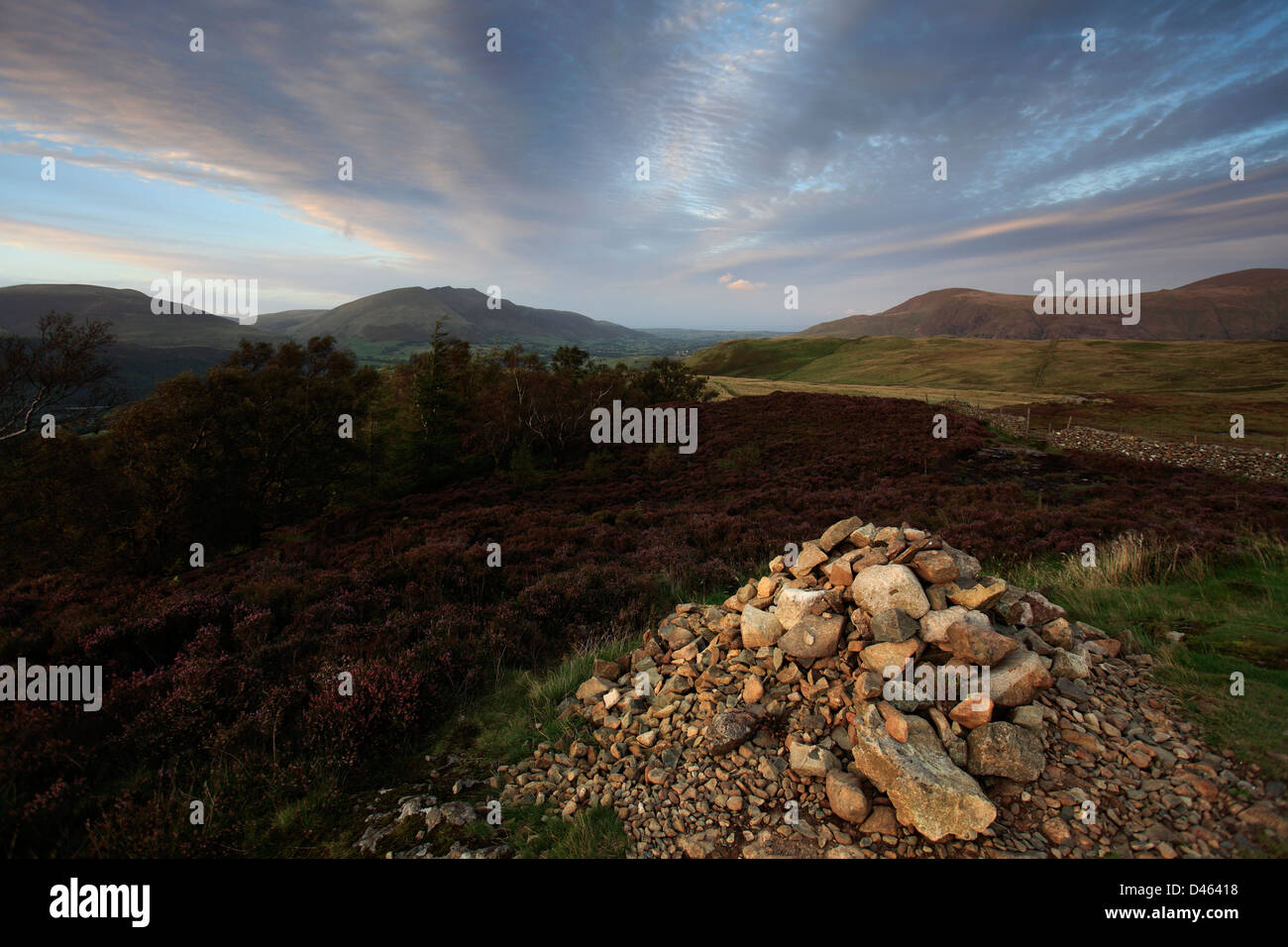 Sunset Altocumulus Stratiformis nubi; Walla falesia; Keswick; Derwentwater; Parco Nazionale del Distretto dei Laghi; Cumbria County; Inghilterra Foto Stock