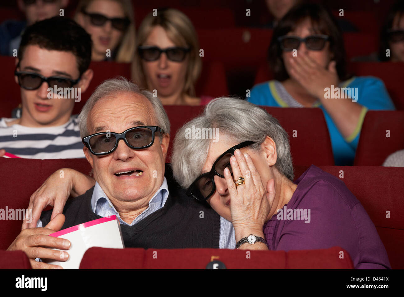 Coppia senior guardando film 3D nei cinema Foto Stock