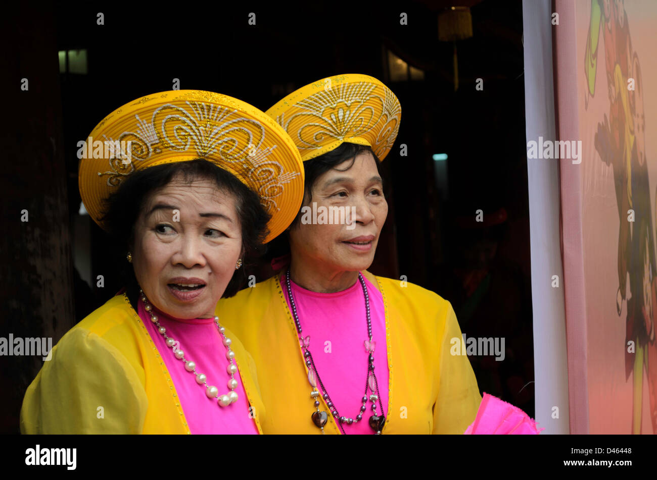 Donne vietnamita in abito tradizionale durante la poesia nazionale giornata presso il Tempio della Letteratura in Hanoi Foto Stock