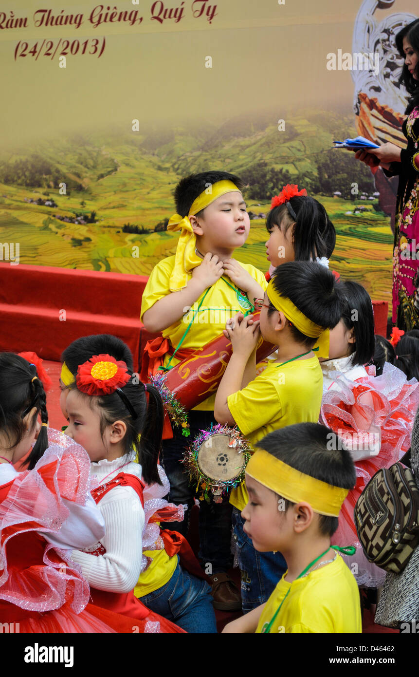 I bambini in tradizionale costume vietamese al xi poesia nazionale giorno del Vietnam 2013, sul tema "della gioventù e nazione Foto Stock