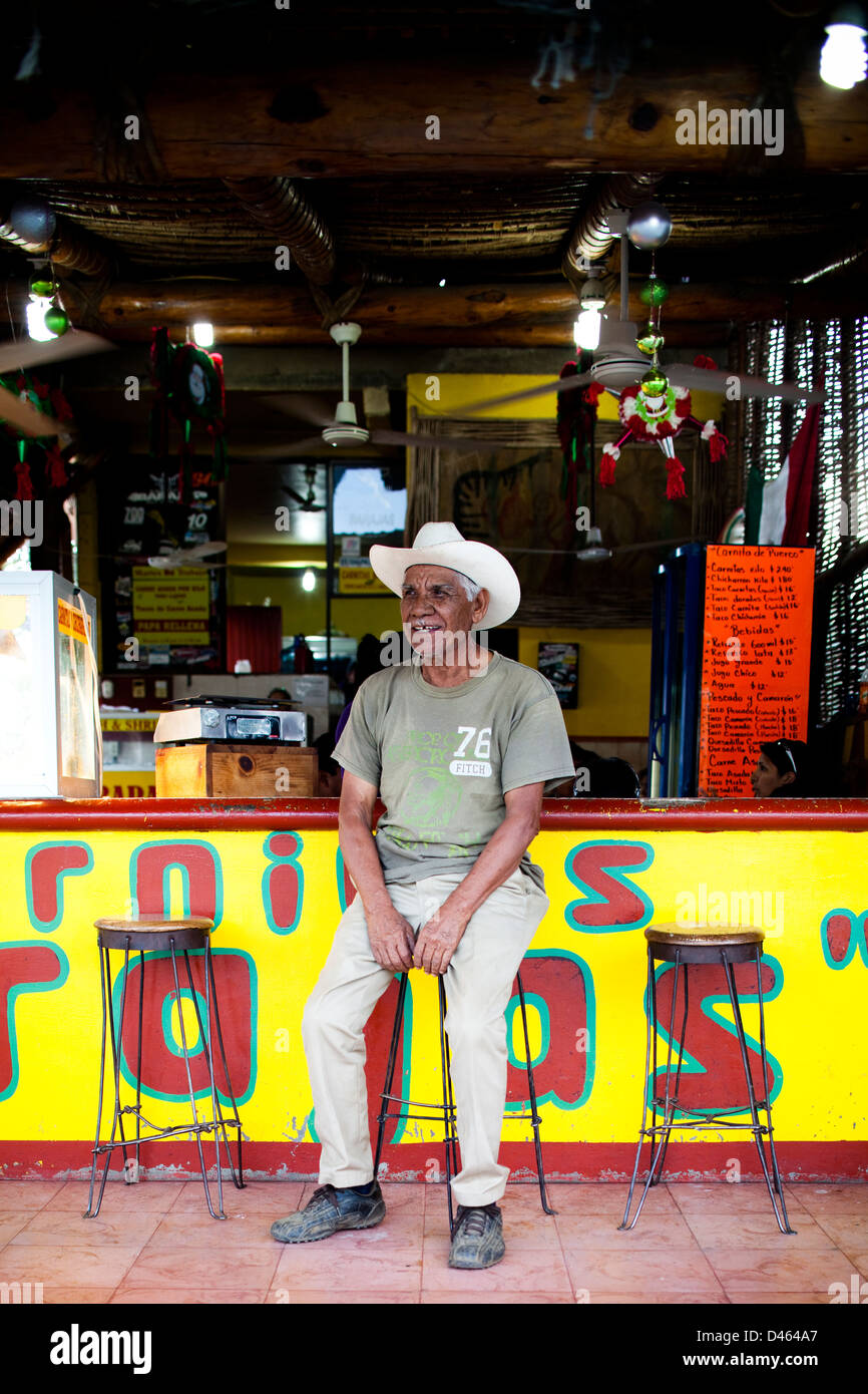 Un uomo locale si siede in un ristorante bar in Todos Santos, Messico. Foto Stock