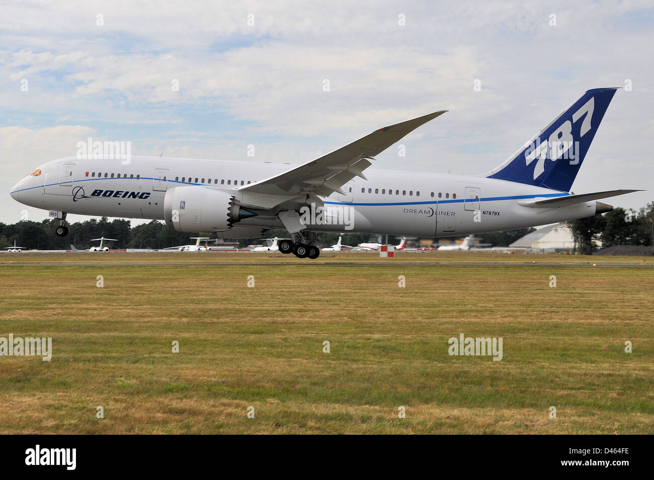 Un aereo di linea Boeing 787 Dreamliner appena al punto di decollo dalla pista - rotazione. Farnborough International Airshow Foto Stock
