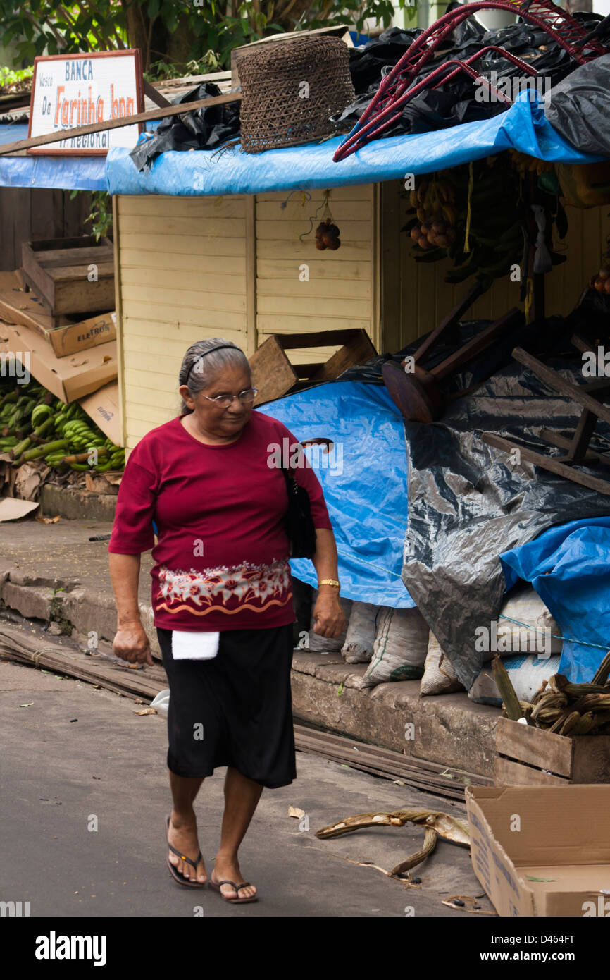 La gente camminare a livello locale strada del mercato di Manacapuru, Amazonas Stato città nel nord del Brasile, foresta amazzonica. Foto Stock