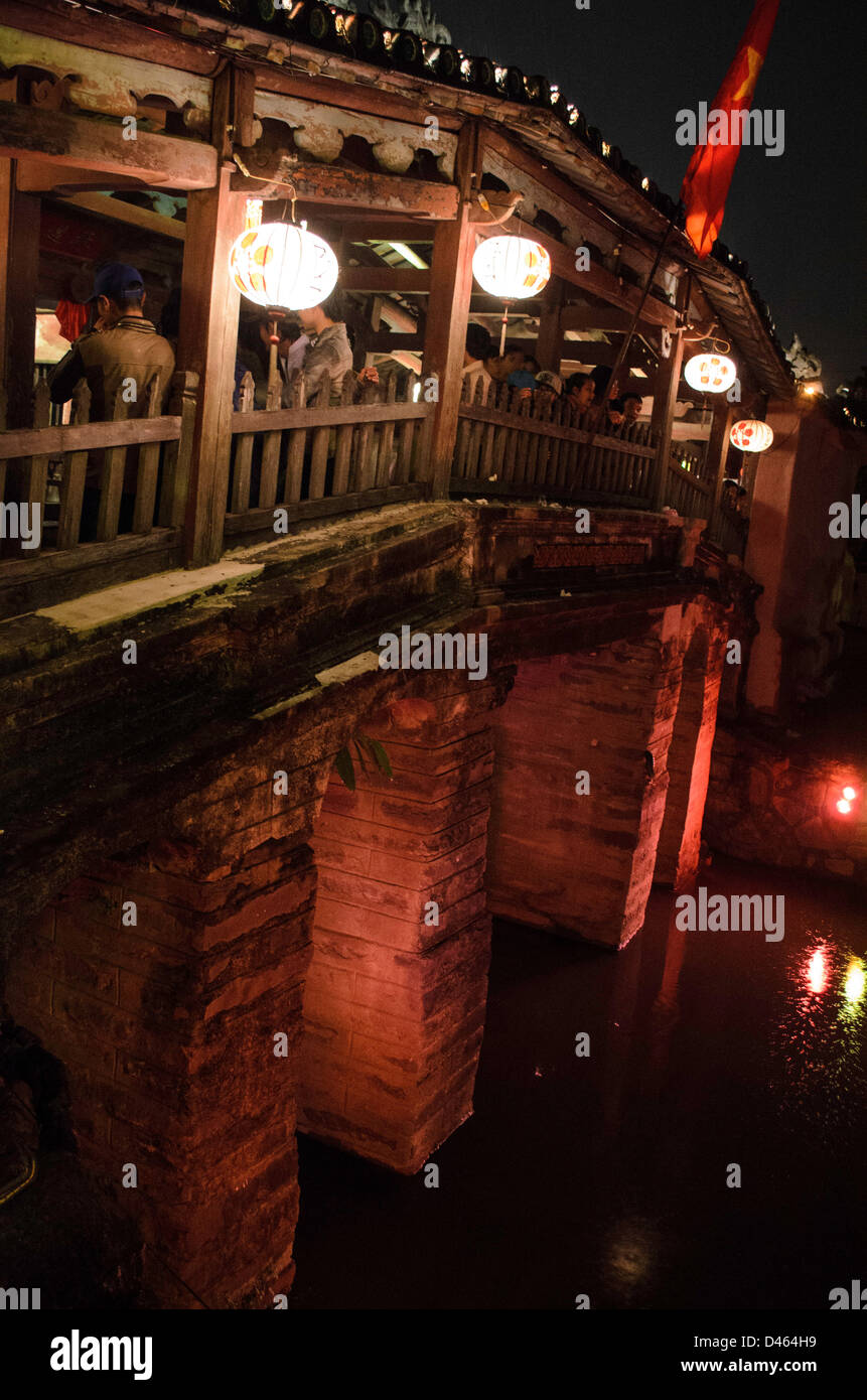 Il ponte giapponese a Hoi An, Vietnam di notte durante la festa delle lanterne o Luna Piena Festival Foto Stock