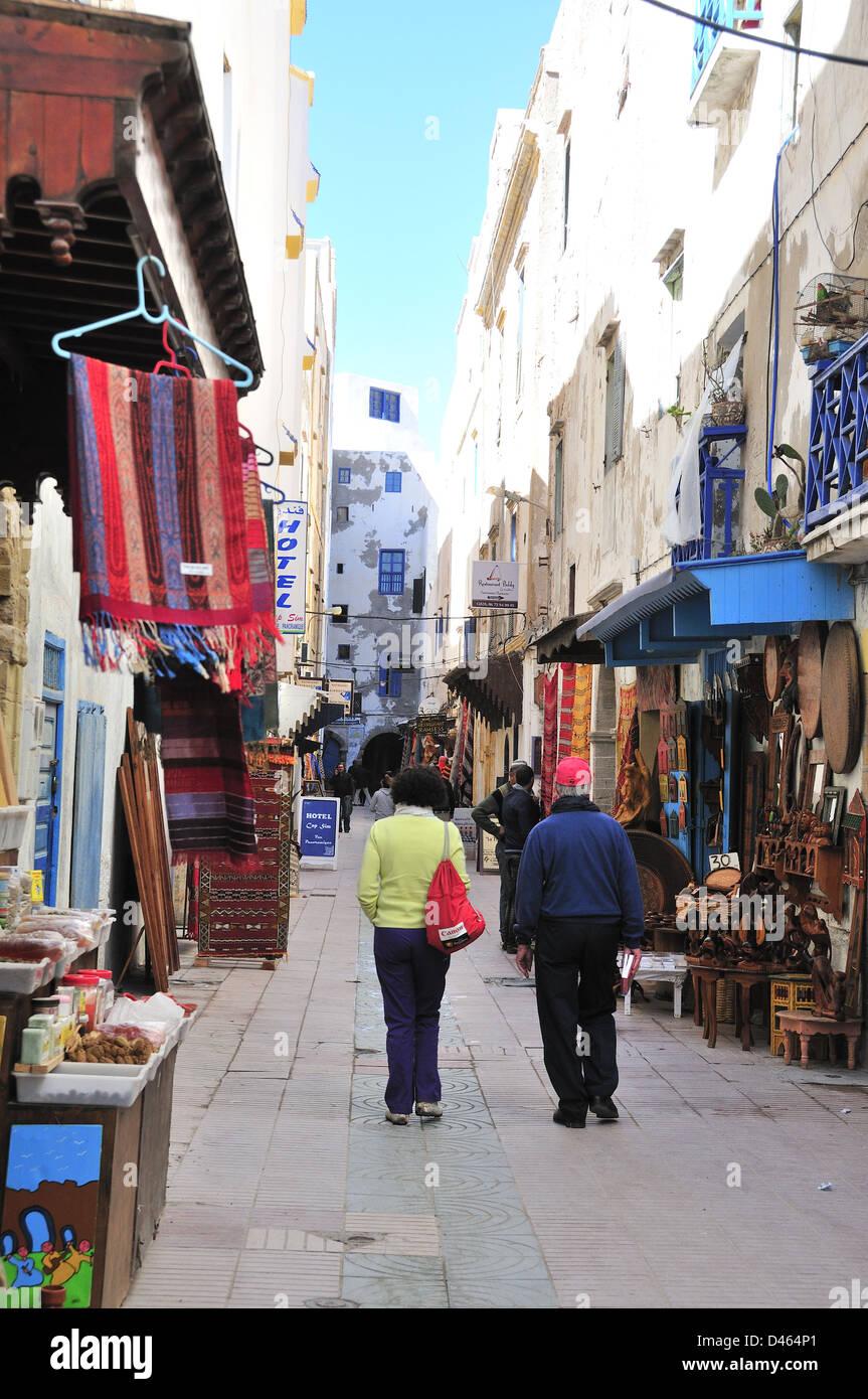 Due persone a piedi lungo una strada nella medina della città vecchia di Essouira, Marocco, Africa del Nord Foto Stock
