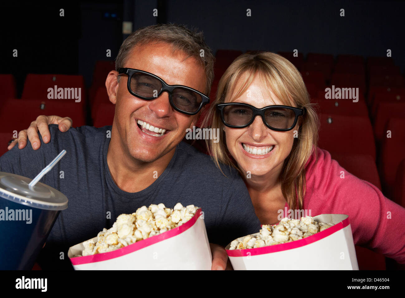 Giovane guardando film 3D nei cinema Foto Stock