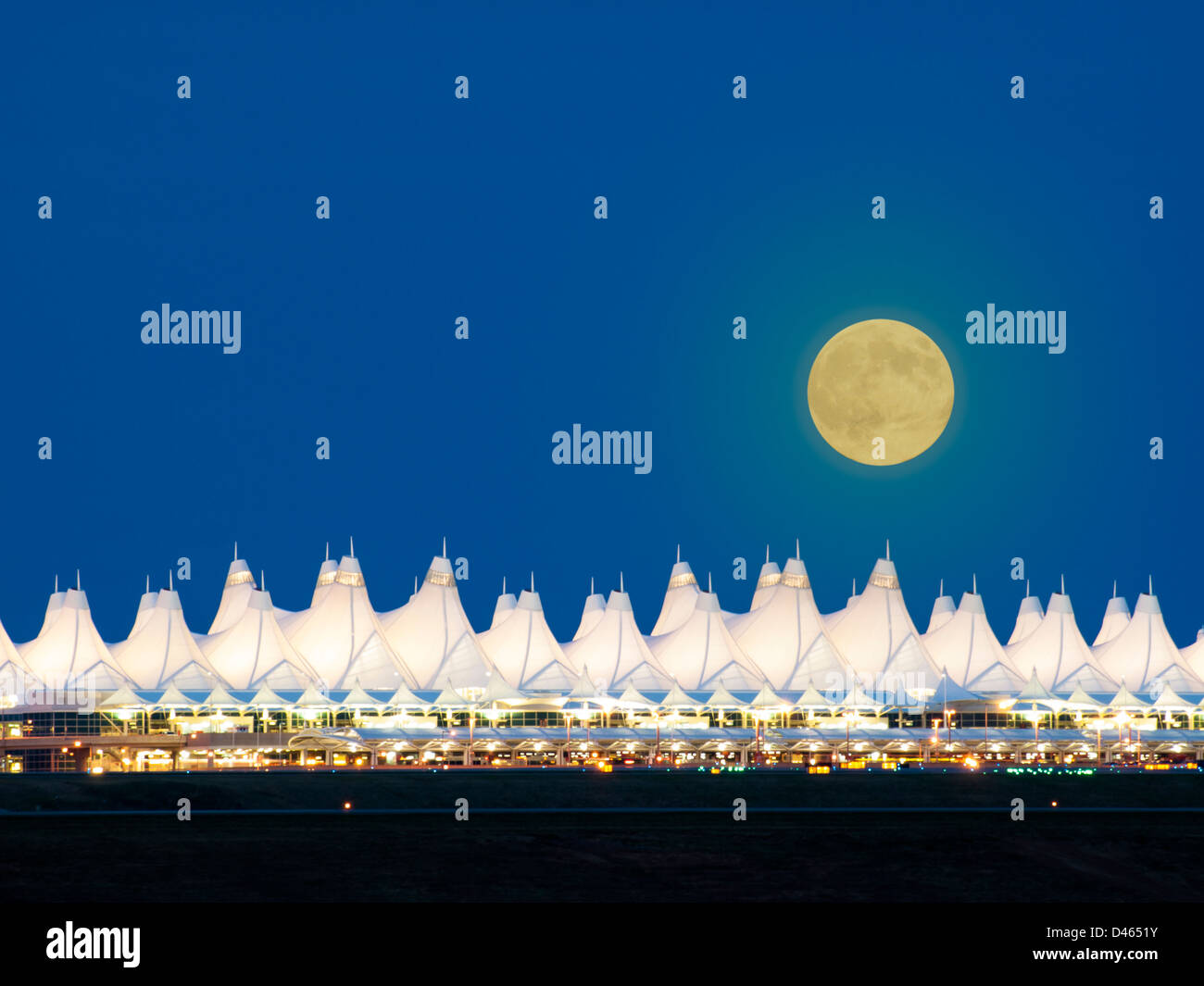 Aeroporto Internazionale di Denver di notte. Foto Stock