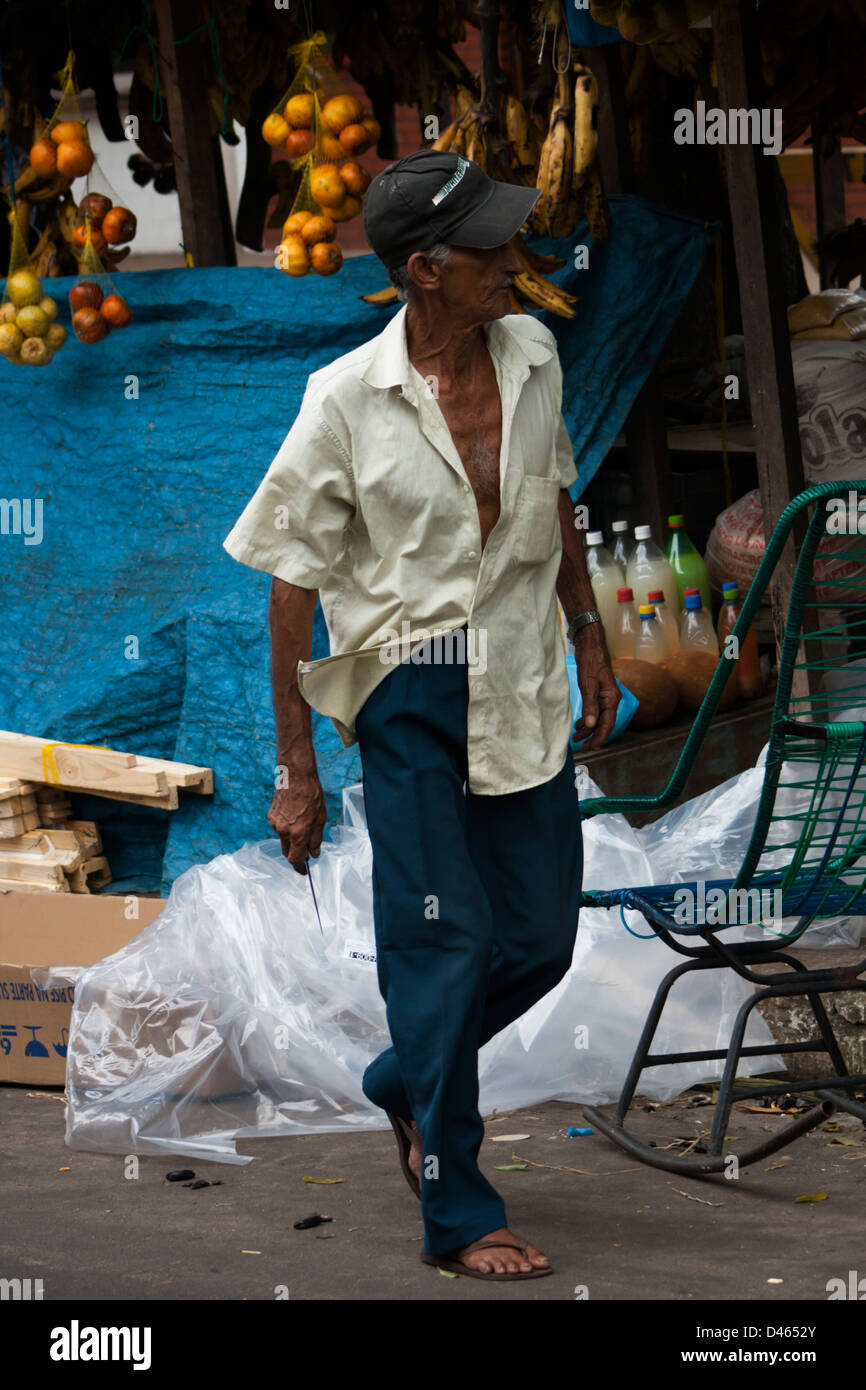 La gente camminare a livello locale strada del mercato di Manacapuru, Amazonas Stato città nel nord del Brasile, foresta amazzonica. Foto Stock
