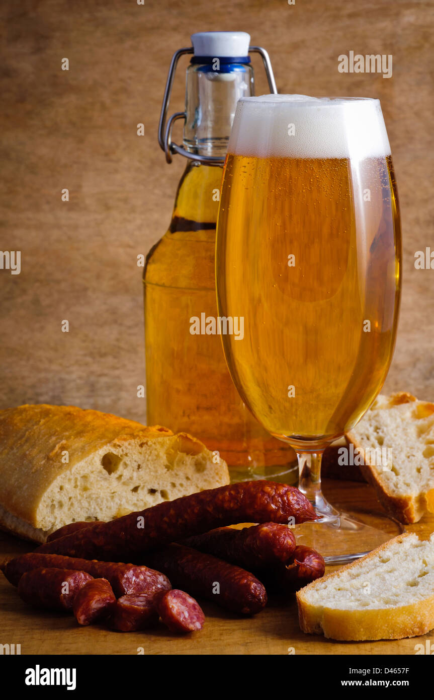 Ancora vita con secchi salame, birra e pane Foto Stock