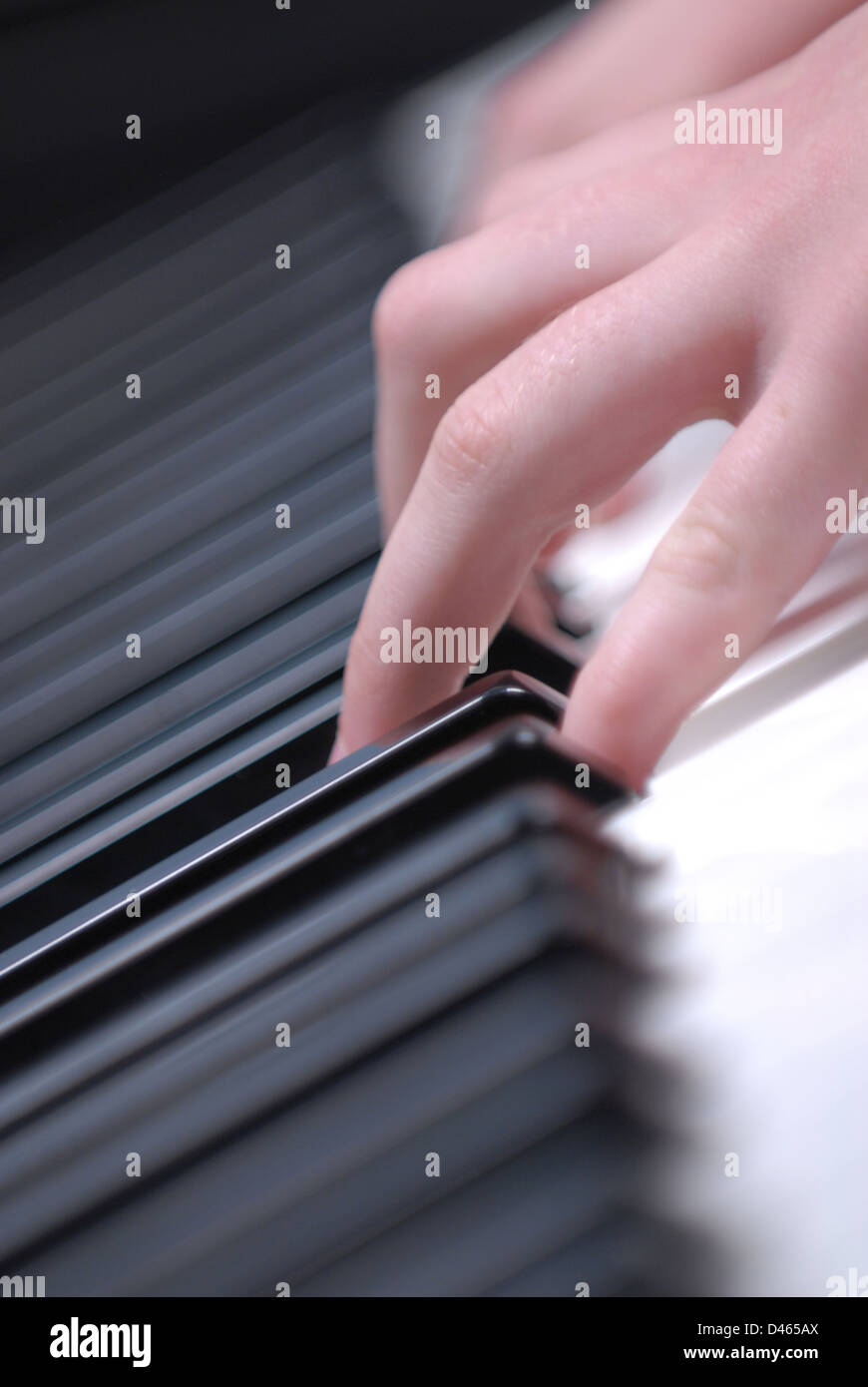 Mani sul pianoforte tasti, la riproduzione di musica e lezioni Foto Stock