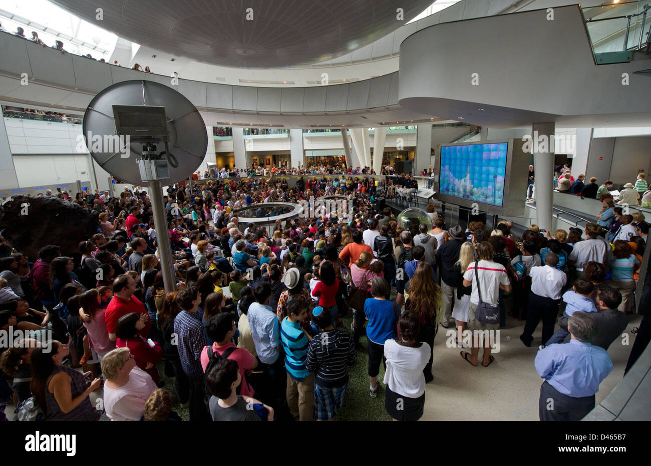 L'equipaggio della STS-135 visita l'American Museum of Natural History di New York City dopo il successo della missione, coinvolgendo il pubblico e condividendo le proprie esperienze nello spazio. Foto Stock