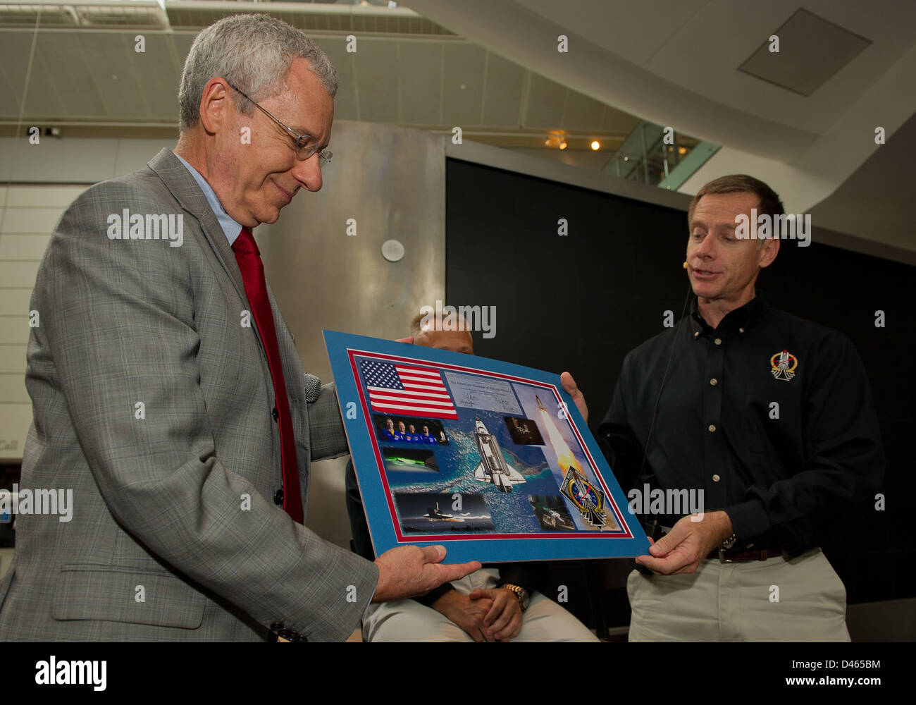 I membri dell'equipaggio della STS-135, tra cui il comandante Chris Ferguson, visitano l'American Museum of Natural History di New York City dopo la loro missione. L'equipaggio ha partecipato ad attività post-volo, coinvolgendo il pubblico e promuovendo l'esplorazione dello spazio. Foto Stock