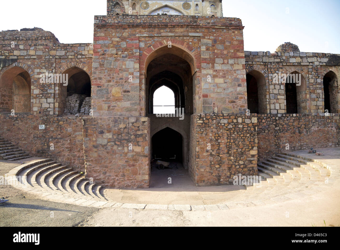 Il vecchio forte in New Delhi, noto anche come Purana Quila è una popolare destinazione turistica e sito archeologico Foto Stock