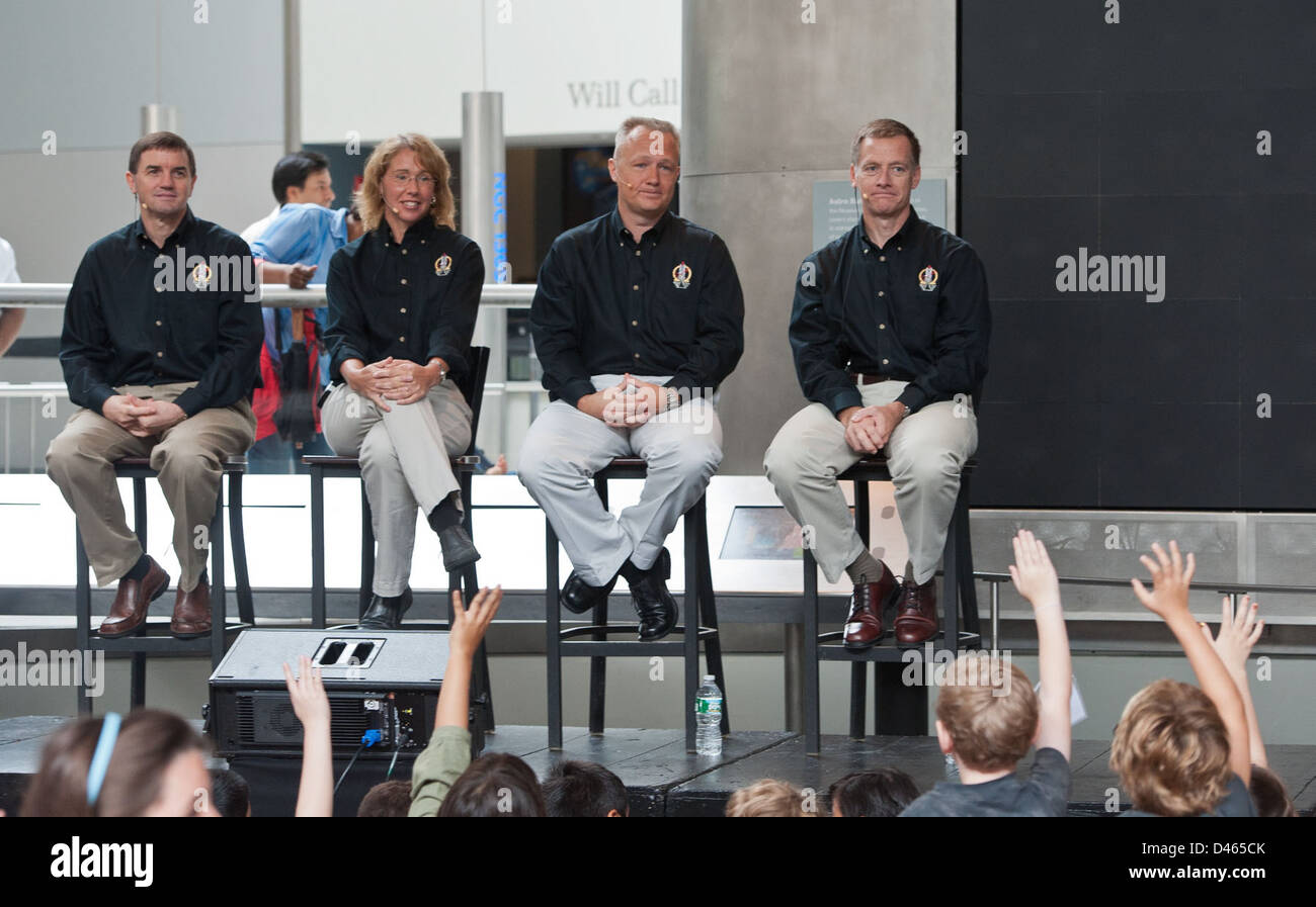 I membri dell'equipaggio della STS-135 visitano l'American Museum of Natural History di New York. Gli astronauti, tra cui Chris Ferguson, Doug Hurley e Sandra Magnus, condividono le loro esperienze dalla missione finale dello Space Shuttle. Foto Stock