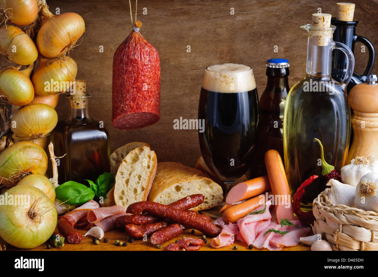 Ancora vita con salsicce, birra e cibo tradizionale ingredienti Foto Stock