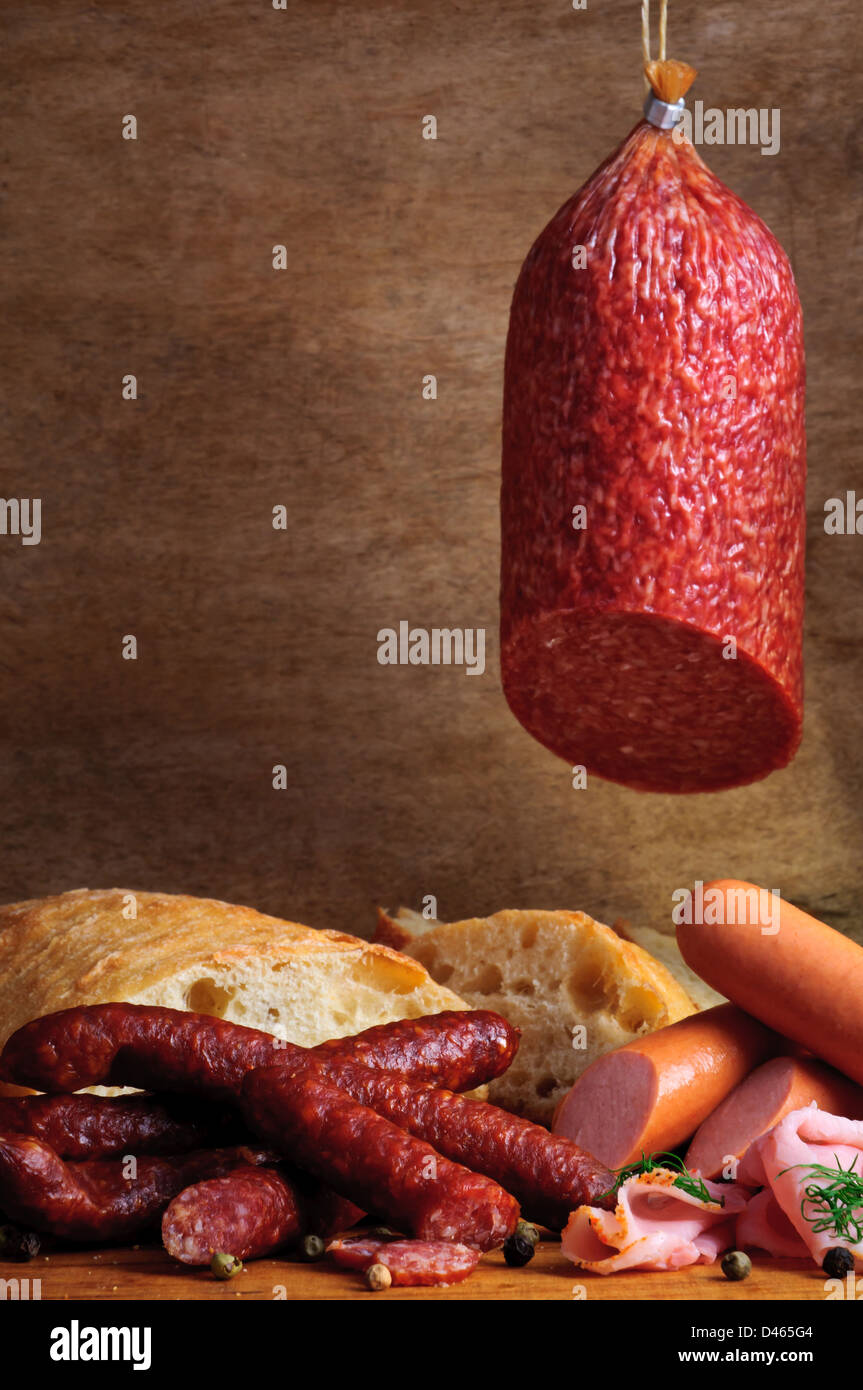 Ancora in vita con cibo tradizionale, salsicce e pane su un annata sullo sfondo di legno Foto Stock