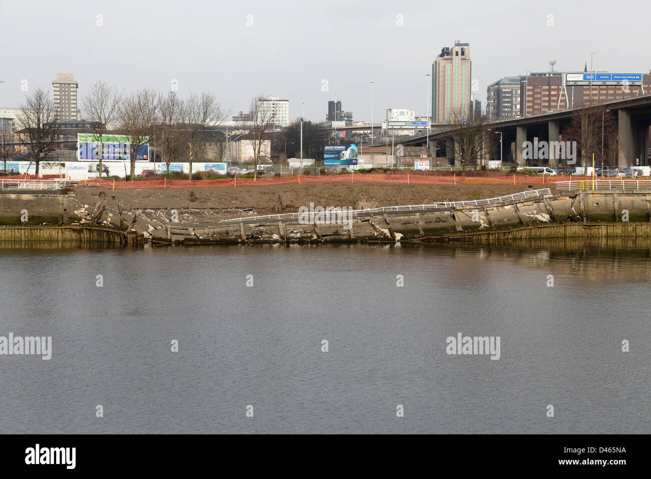 Passerella sul fiume Collapsed Clyde causata dall'erosione sulla North Bank, Anderson Quay, Glasgow, Scozia, Regno Unito Foto Stock