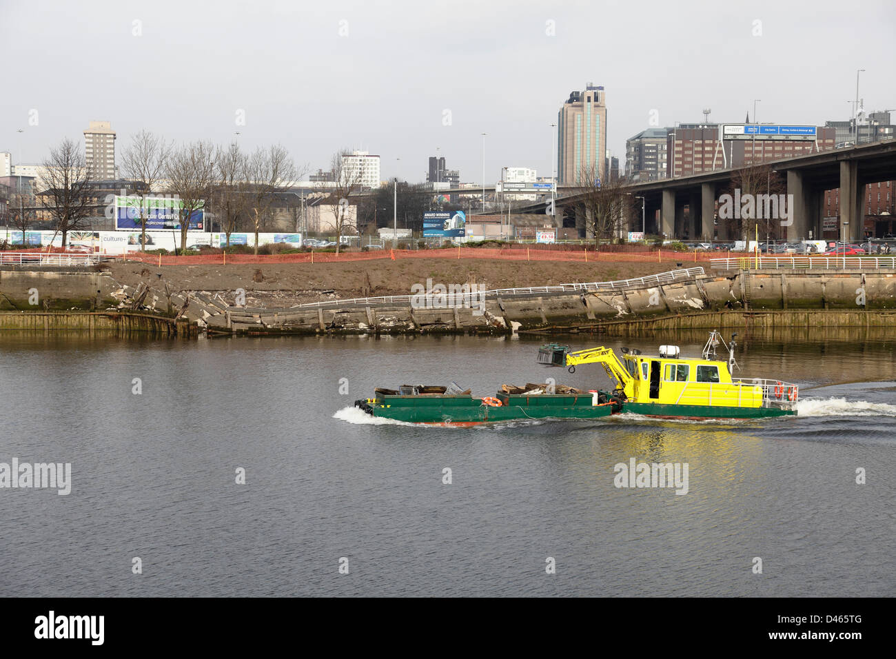 Passerella sul fiume Collapsed Clyde causata dall'erosione sulla North Bank, Anderson Quay, Glasgow, Scozia, Regno Unito Foto Stock