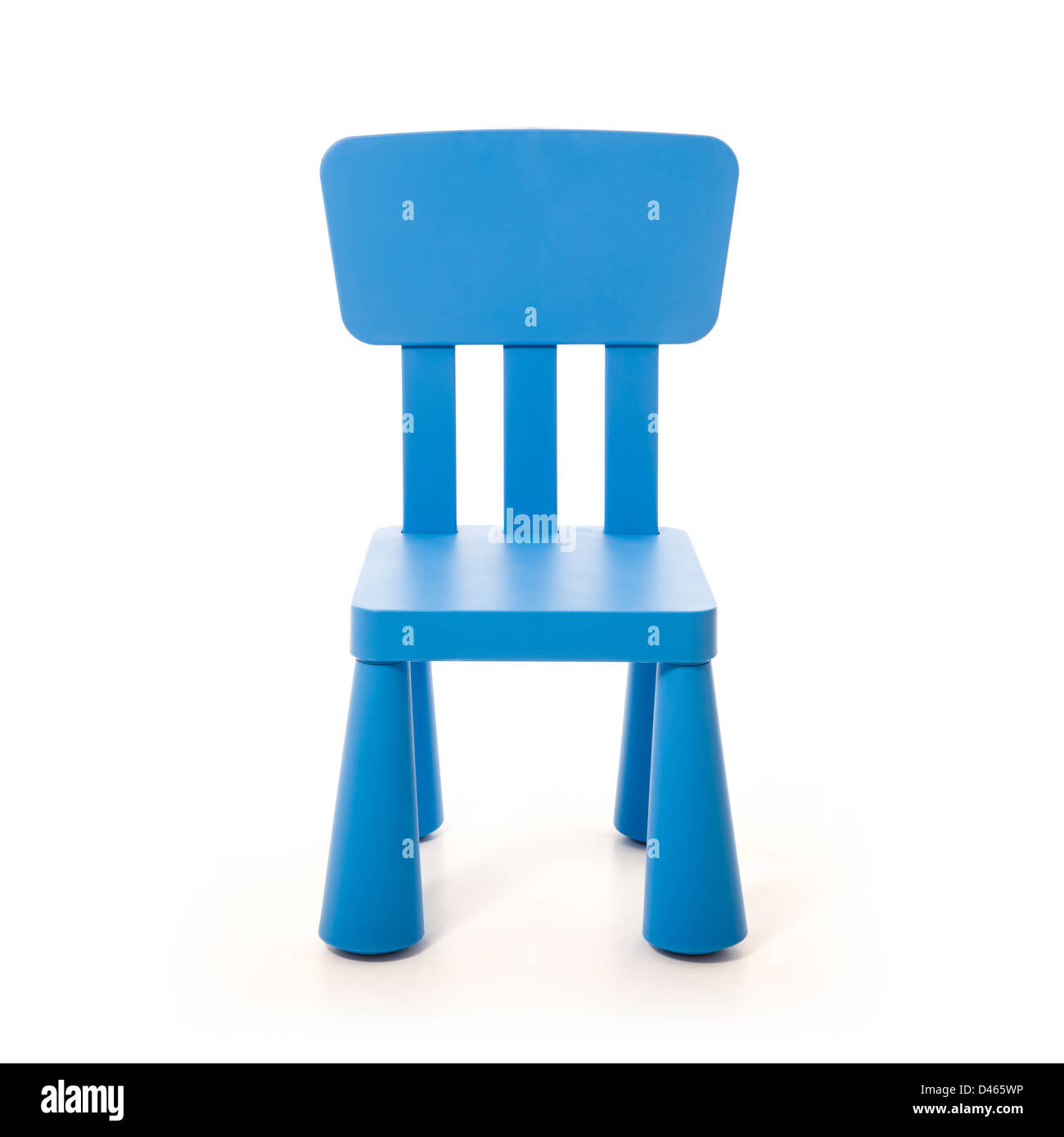 Bambino blu della sedia in plastica su sfondo bianco Foto Stock