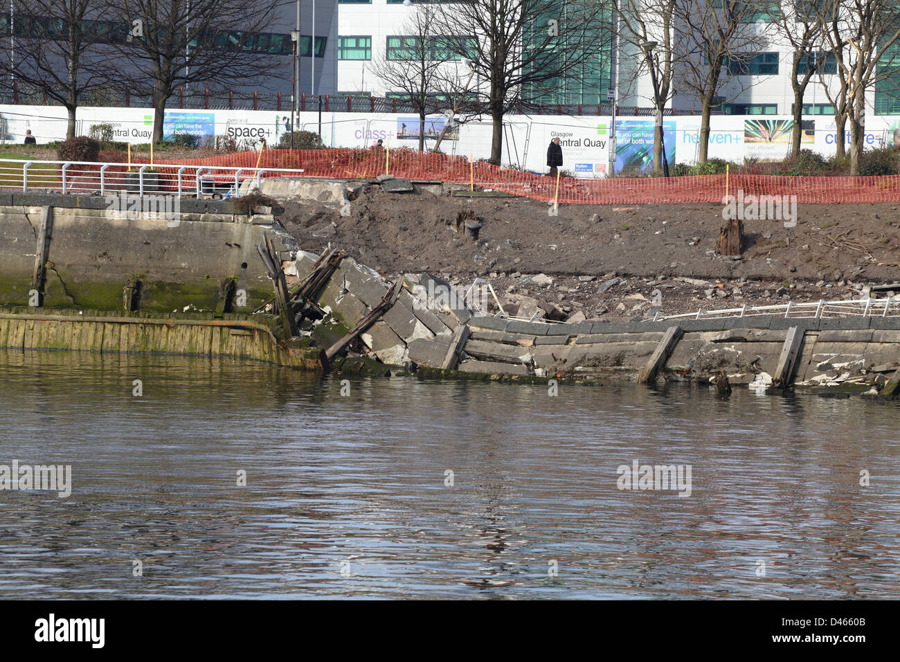 Passerella sul fiume Collapsed Clyde causata dall'erosione sulla North Bank, Anderson Quay, Glasgow, Scozia, Regno Unito Foto Stock