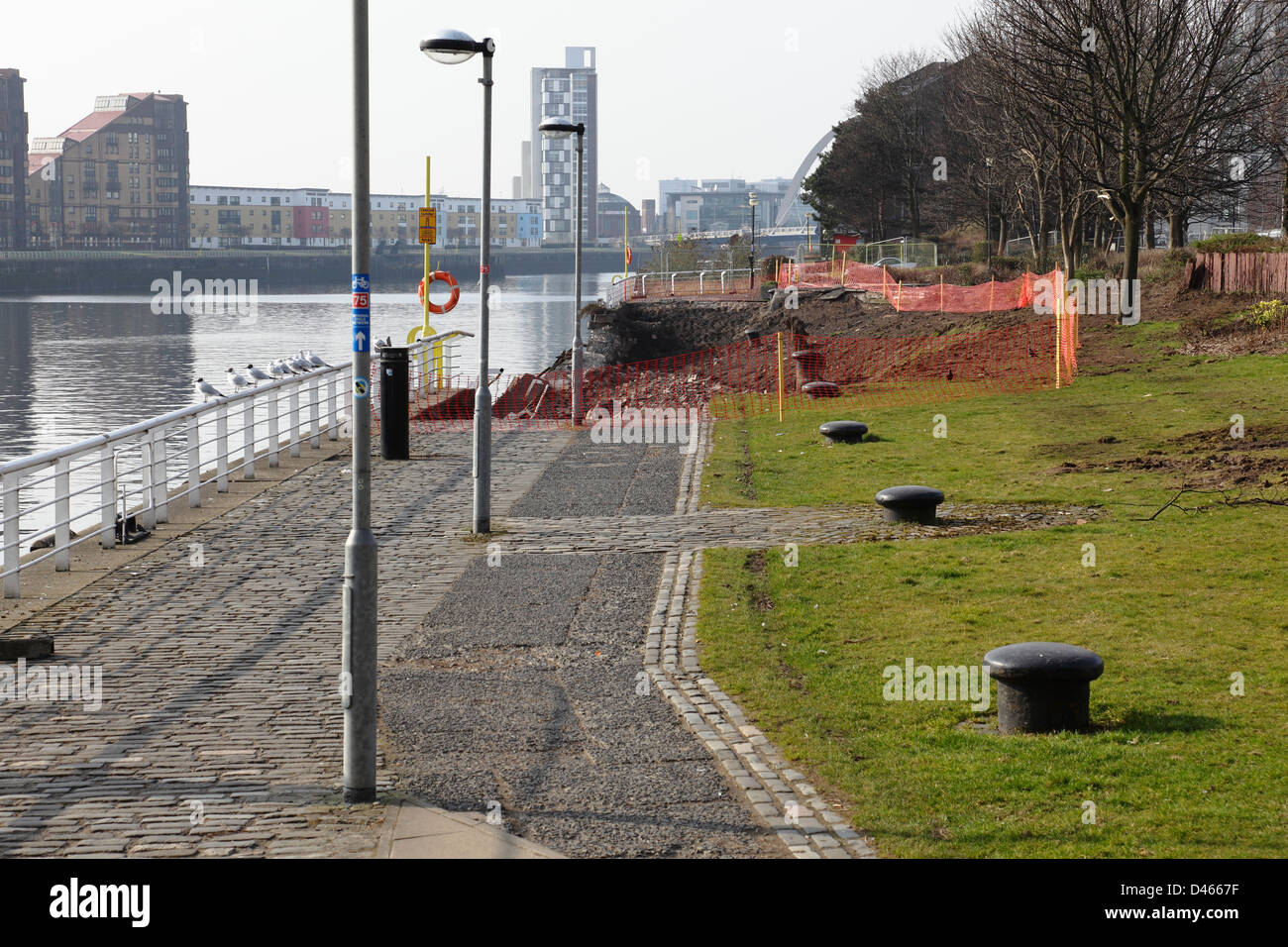 Passerella sul fiume Collapsed Clyde causata dall'erosione sulla North Bank, Anderson Quay, Glasgow, Scozia, Regno Unito Foto Stock