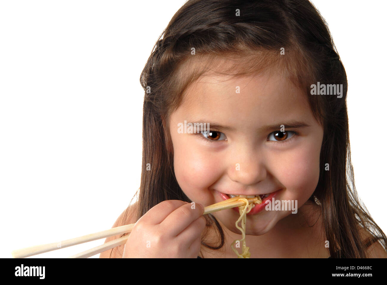 Ragazza giovane e carina godendo della sua zuppa di noodle al Foto Stock