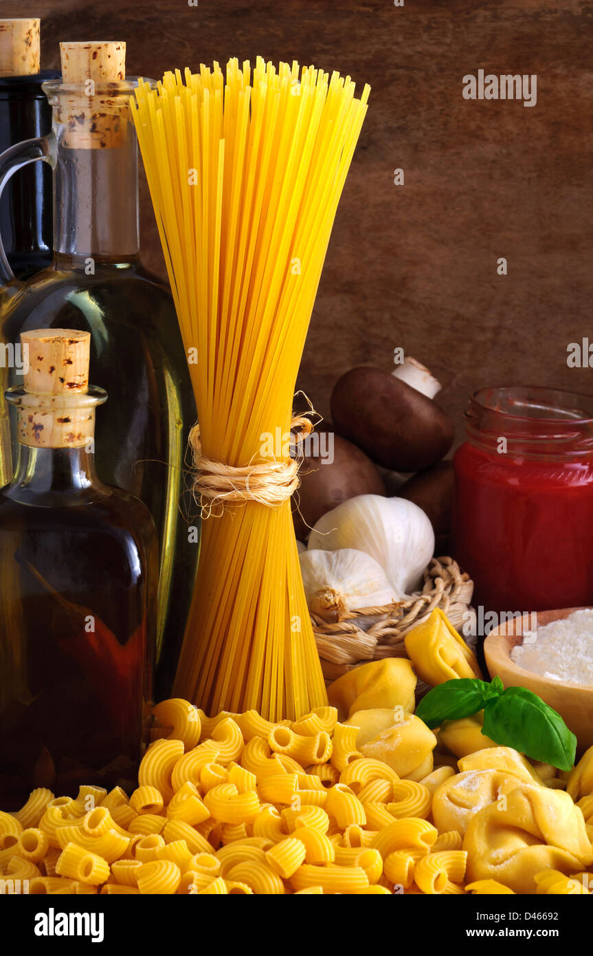Ancora vita con i tradizionali piatti di pasta italiana e ingredienti alimentari Foto Stock