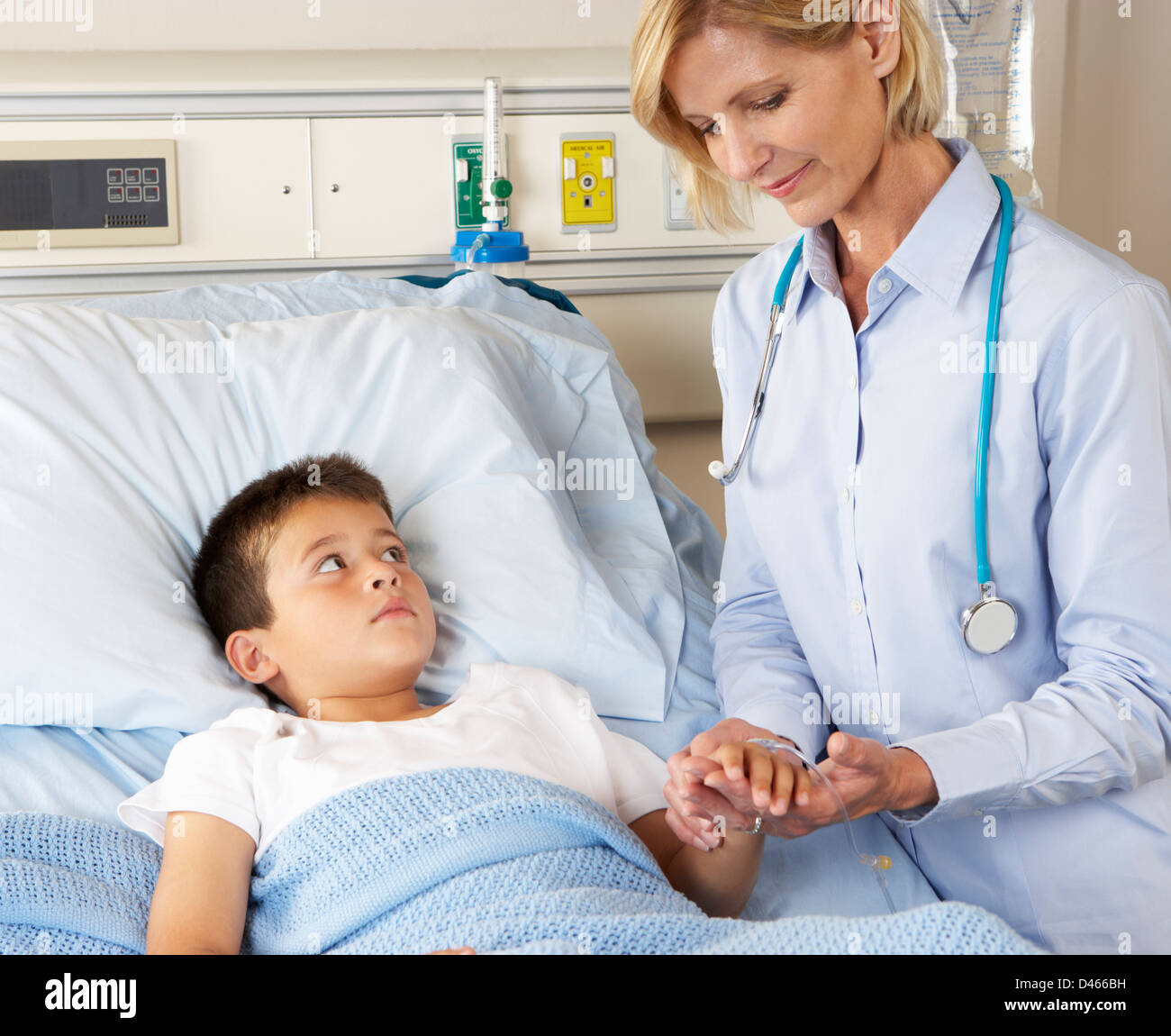 Medico visita bambino paziente sul Ward Foto Stock
