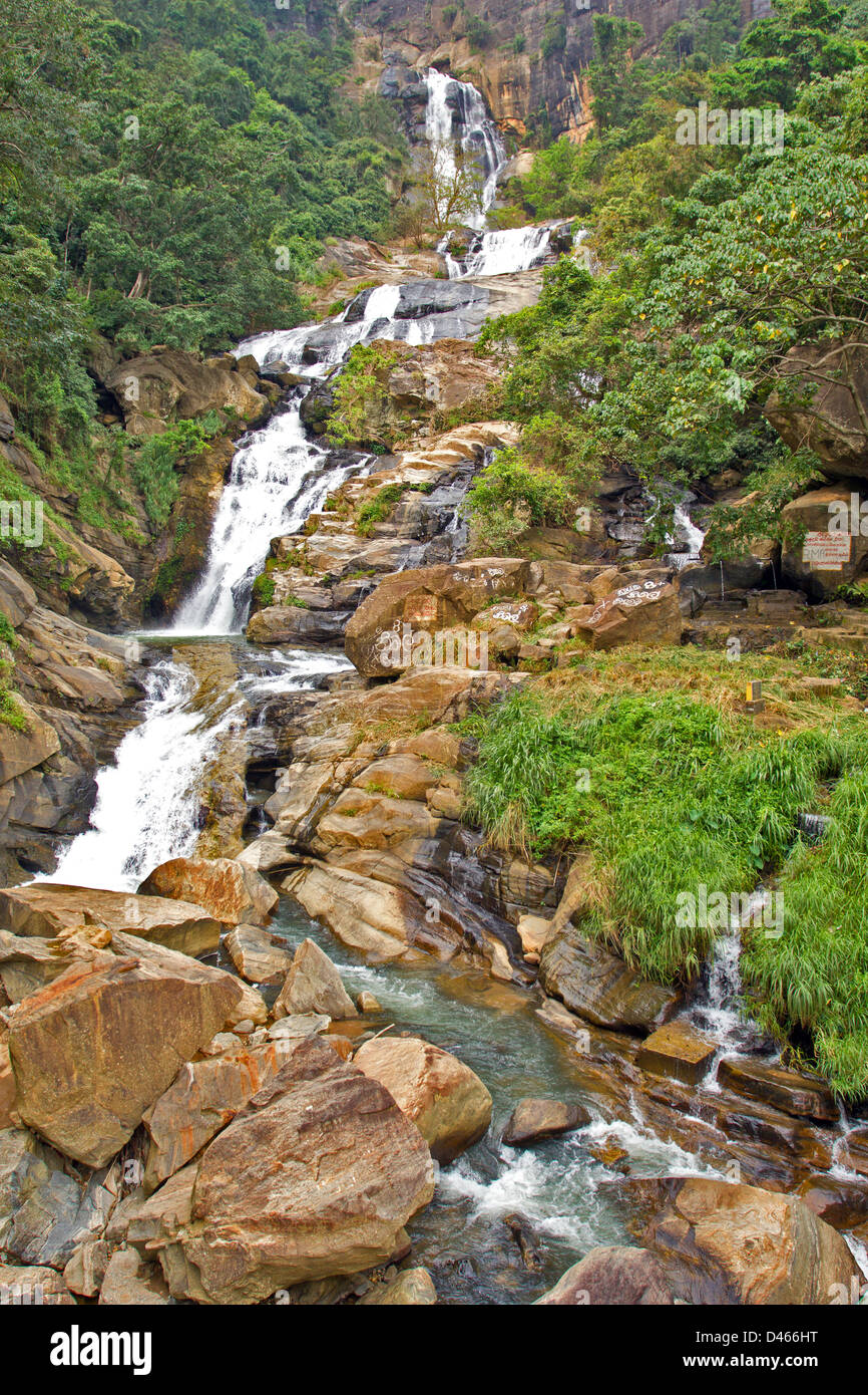 Il RAVANA ELLA cascata di 25 metri vicino a ELLA LO SRI LANKA a cascata verso il basso le rocce con un flusso medio di acqua in estate Foto Stock
