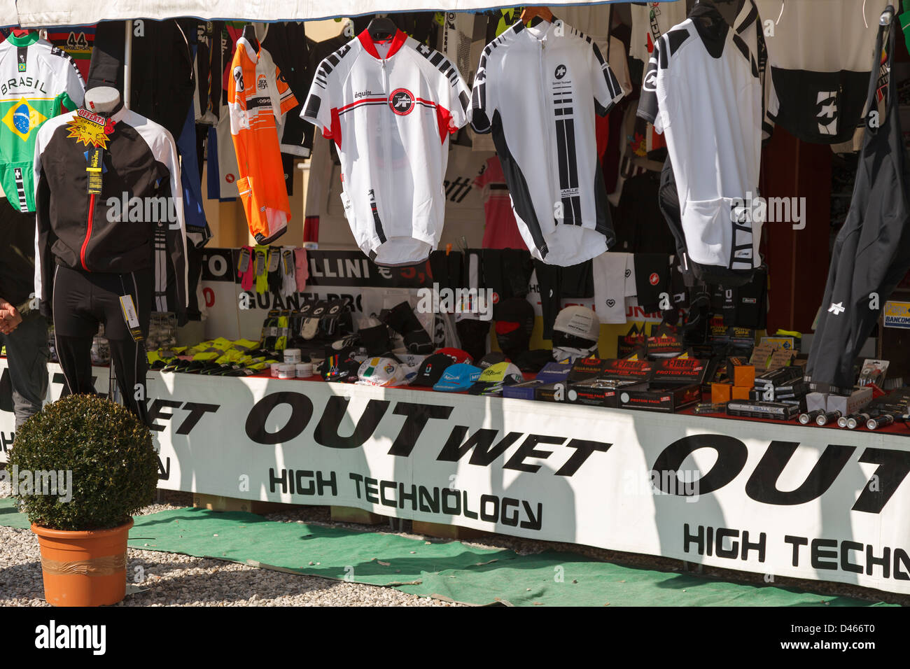 Out Wet stand abbigliamento per ciclisti Foto Stock