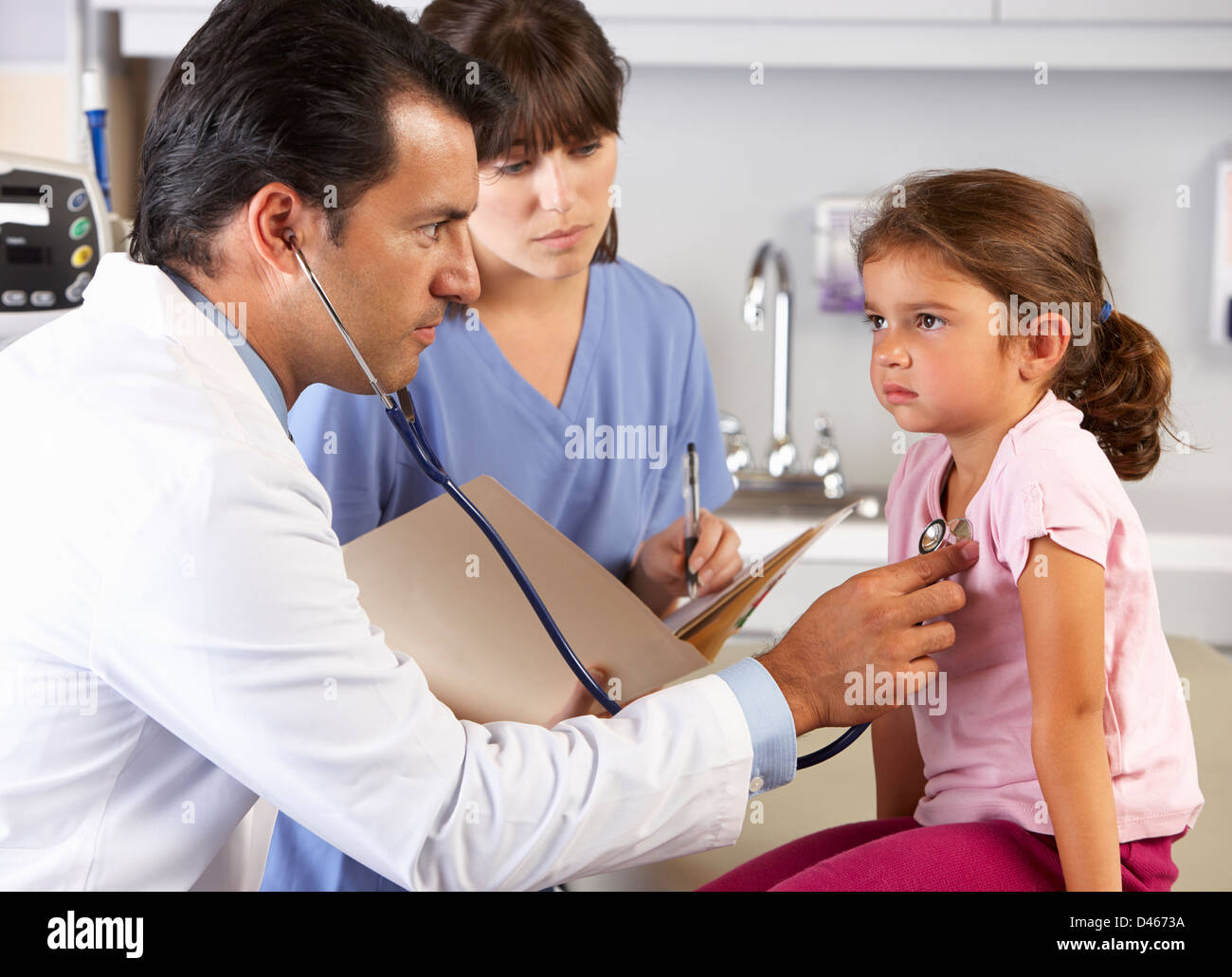 Bambino malato visita di studio medico Foto Stock