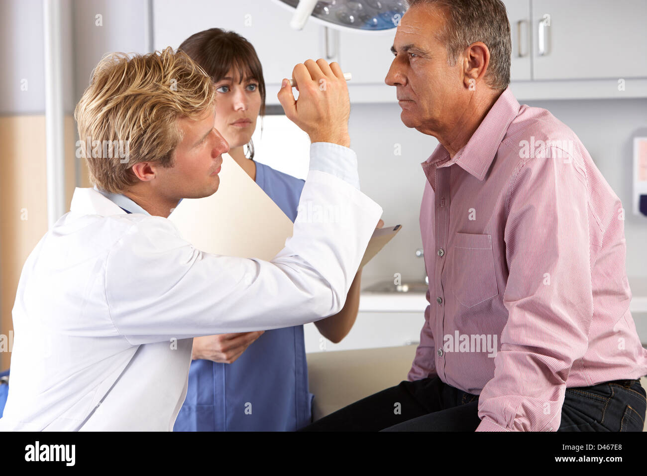 Esame medico paziente di sesso maschile agli occhi Foto Stock