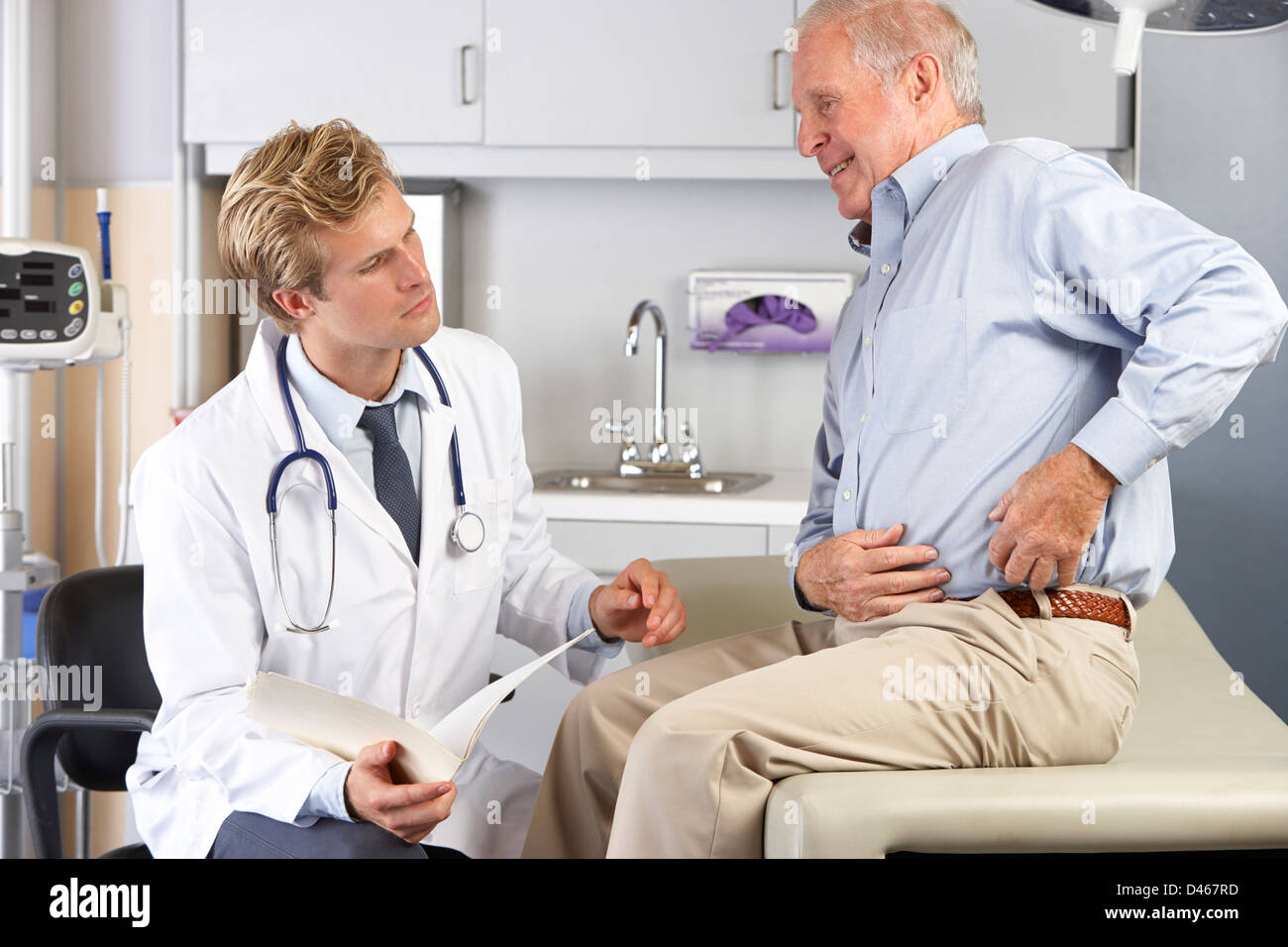 Esame medico paziente di sesso maschile con Hip dolore Foto Stock