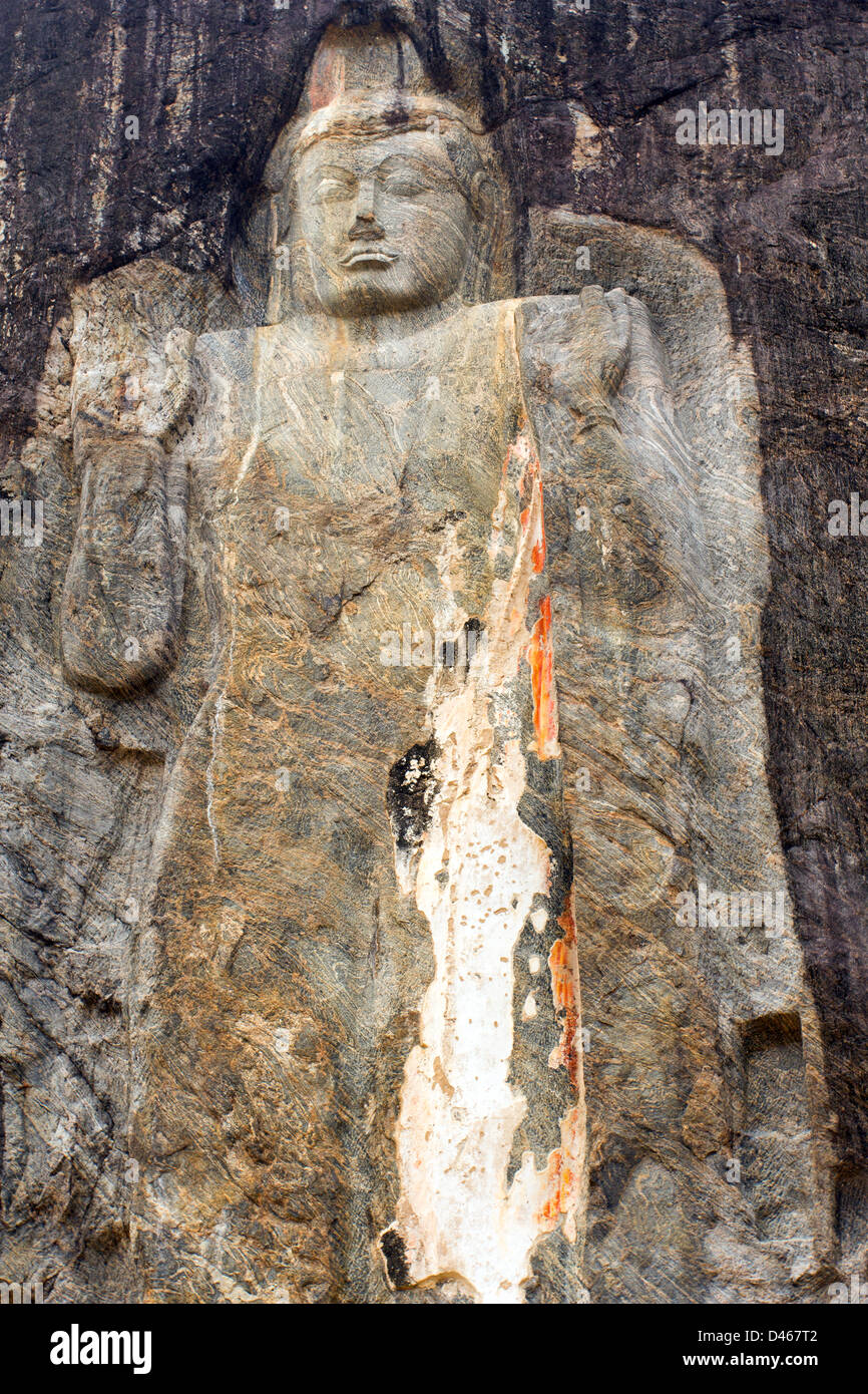 La roccia tagliata Buddha all'antico monastero buddista IN BUDURUWAGALA è il più alto DELLO SRI LANKA Foto Stock
