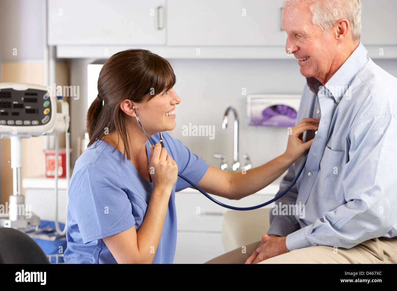 Medico ascoltando la voce maschile il torace del paziente Foto Stock